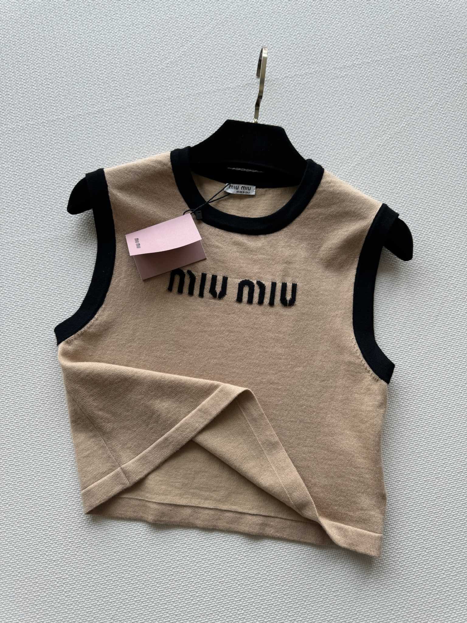 Miu Miu - 2404 - 24ss Весна/Лето Новый короткий жилет с цветовыми блоками - Кофейный