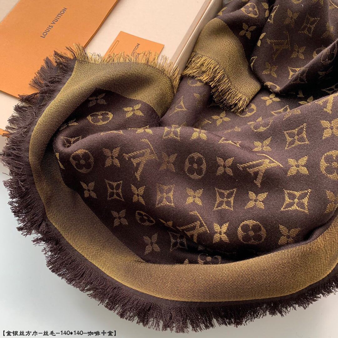 Шелковый платок LV 140 см - с монограммой на канве.