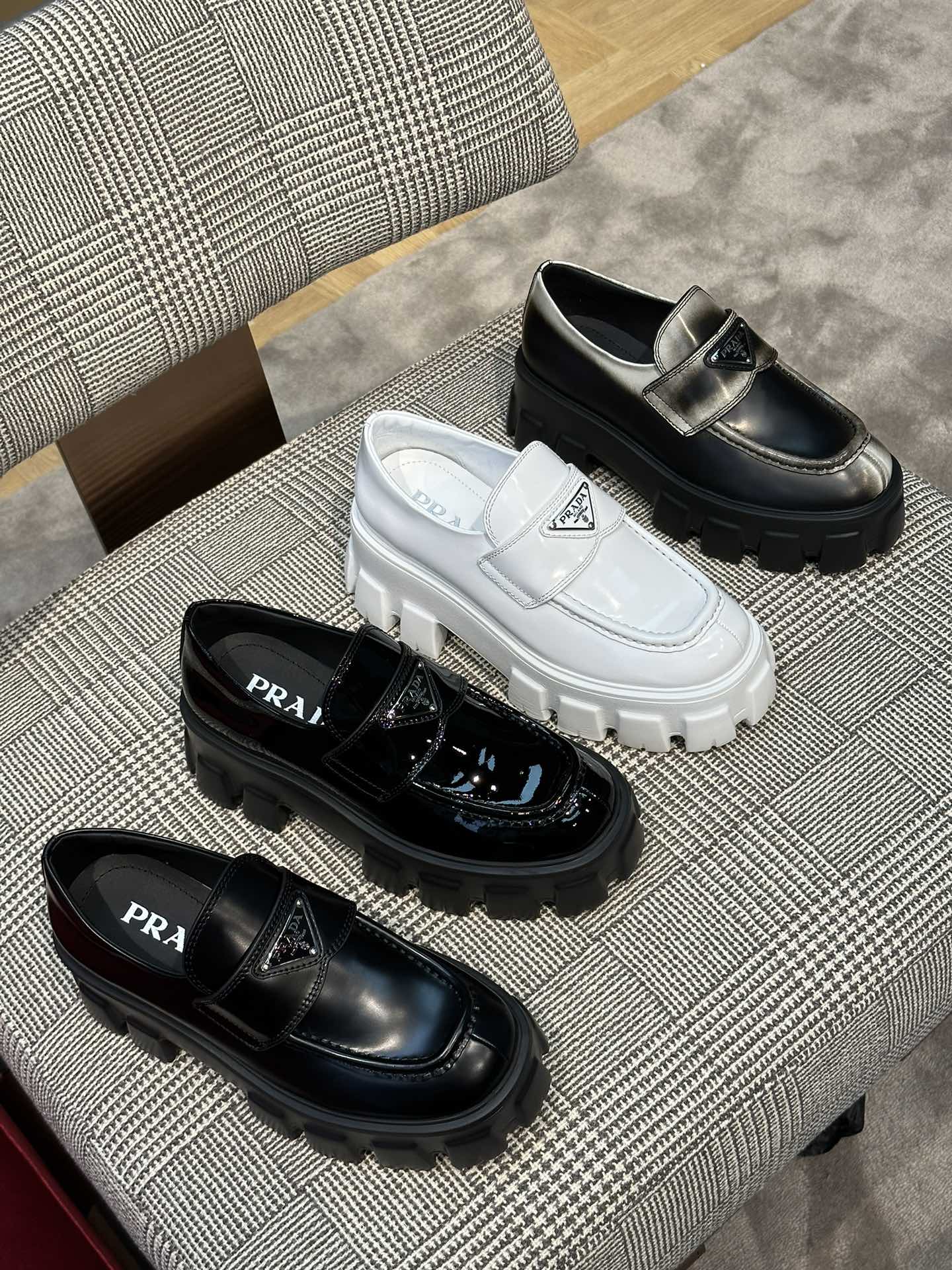 Лоферы на платформе Prada 2024 - Изображение из коллекции - 2