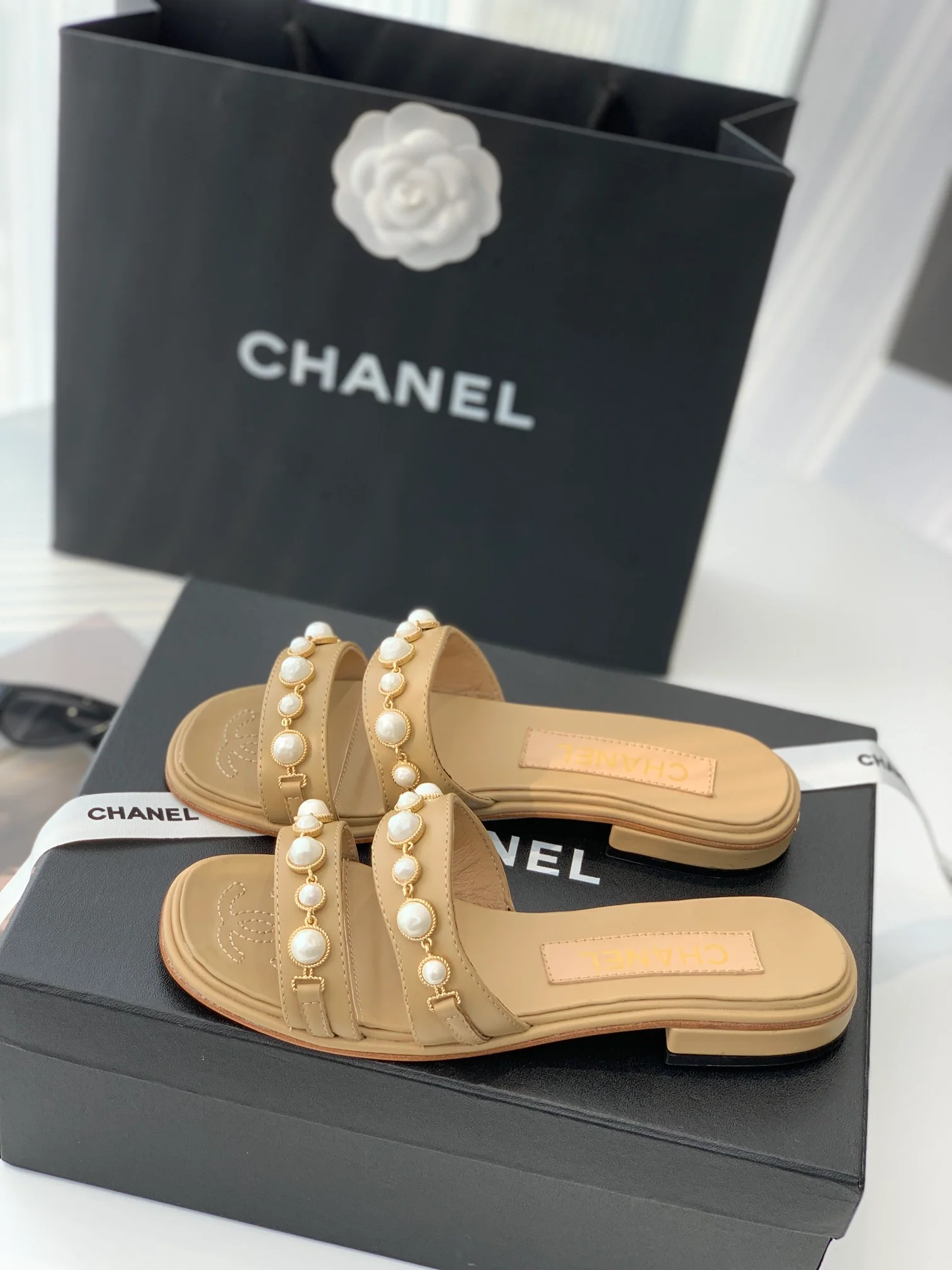 Туфли-часы Chanel 22a ручной работы с жемчужными циферблатами — кожа ягненка внутри и снаружи — размеры 35-40