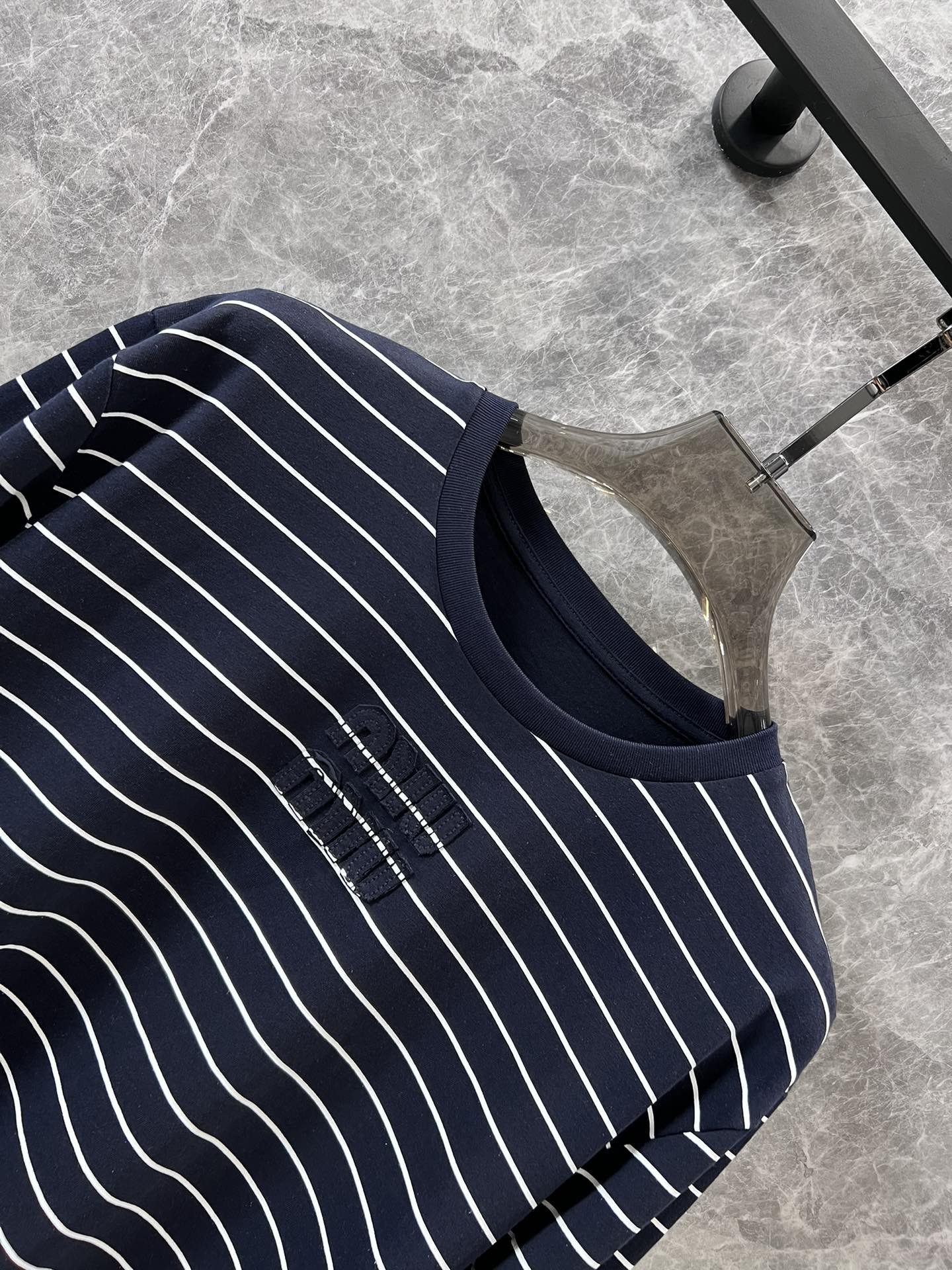 Miu Miu - 2404 - 24ss Весенне-летняя новинка - Полосатая футболка с длинным рукавом - Черная