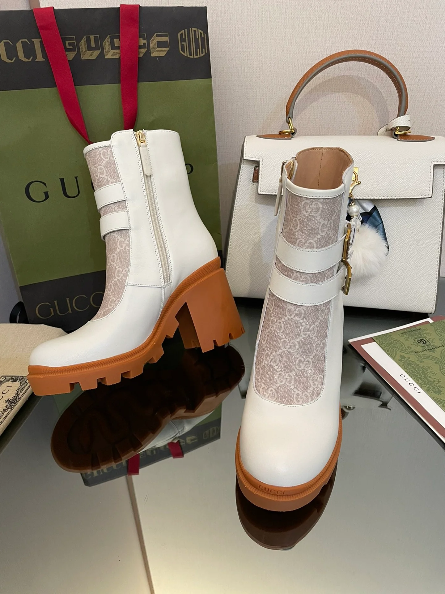 Ботинки Valen V на платформе с монограммой, до середины икры, белые.