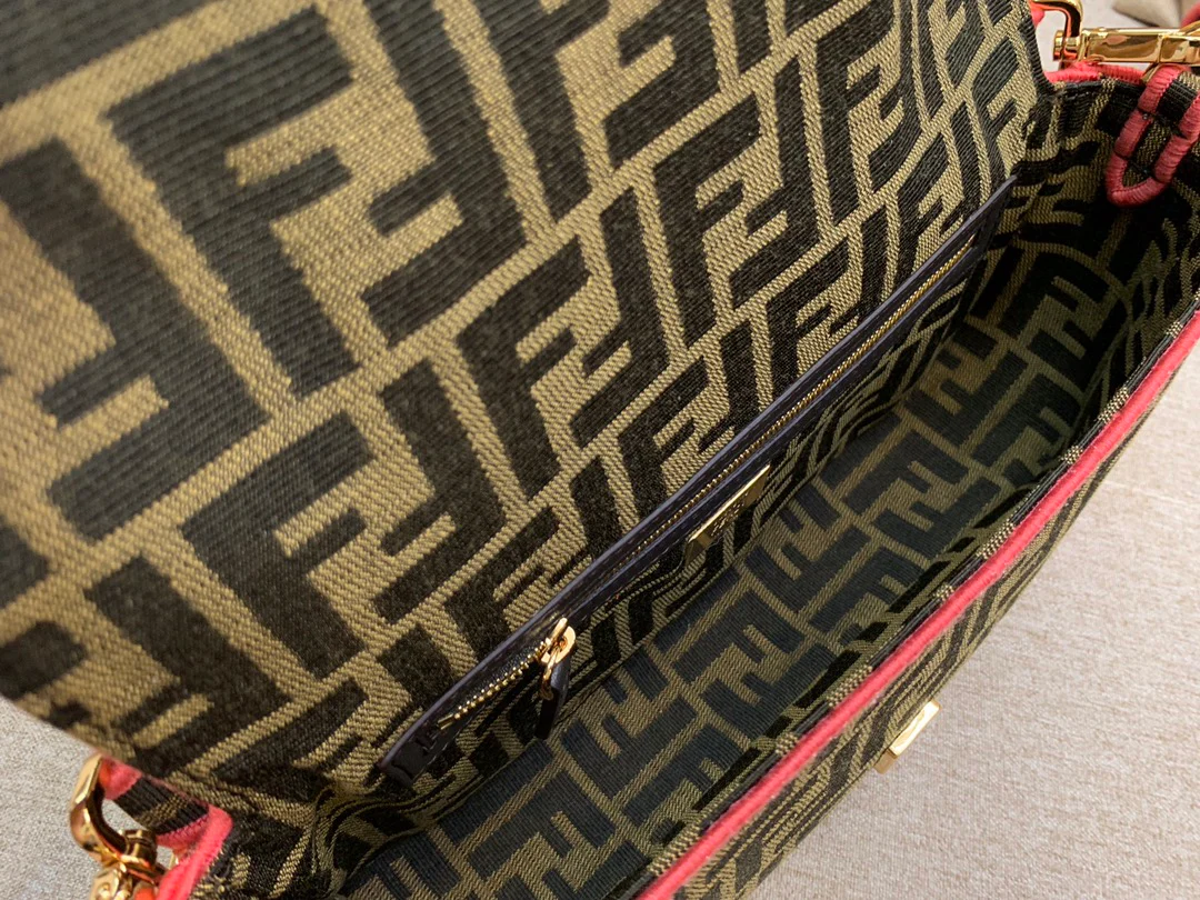 Сумка-багет Fendi Baguette средней длины с монограммой.