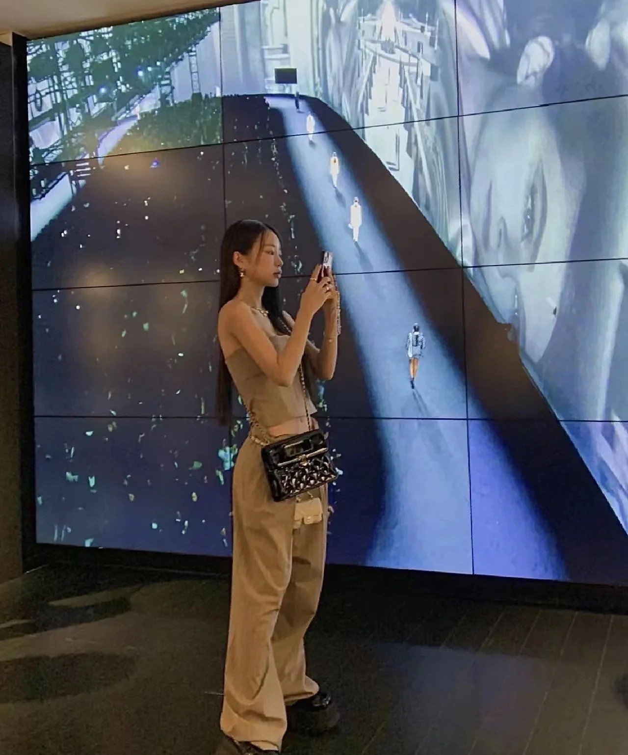 Новинка сезона весна/лето 2023 от Chanel - лакированная кожа - сумка-конверт - фотографии в действии.