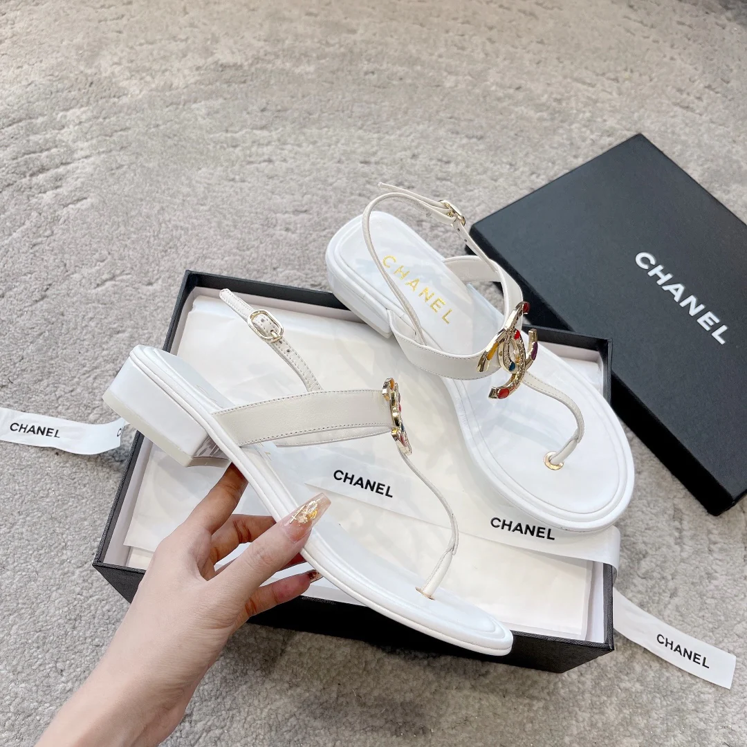 Новинка сезона весна/лето 2023 от Chanel - сандалии из овечьей кожи с драгоценными камнями - белые.