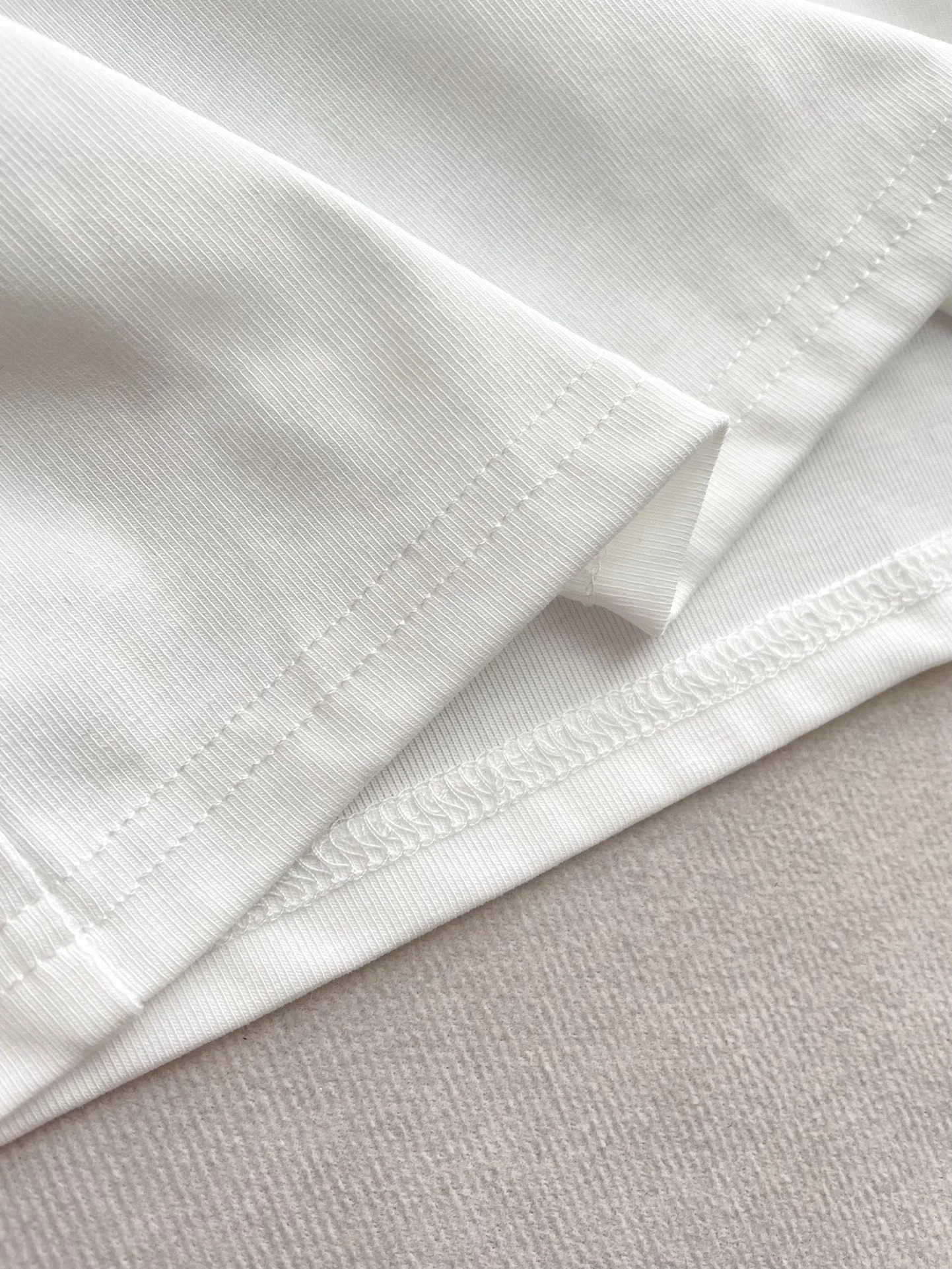 Футболка Miu Miu 2404 с коротким рукавом и принтом в виде букв, с черной отделкой.