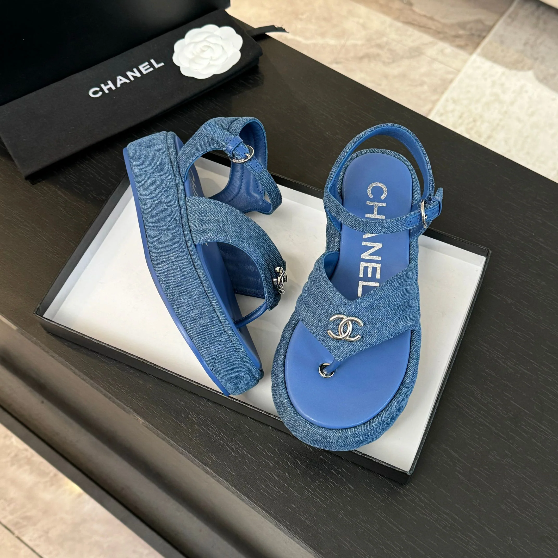 Повседневные сандалии Chanel 2024 - синие