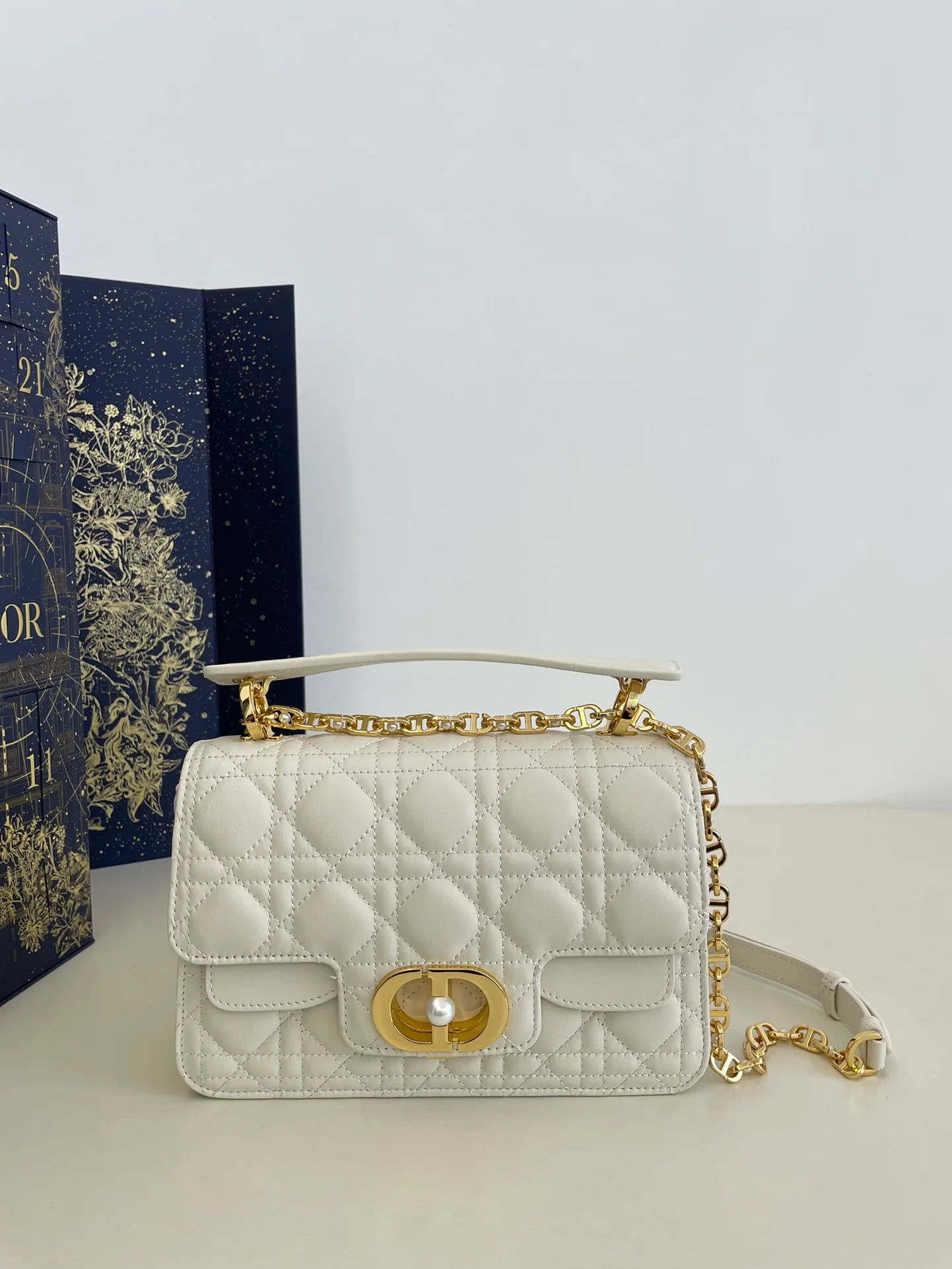 Сумка Dior Jolie Collection с жемчужной цепочкой - белая - средний размер