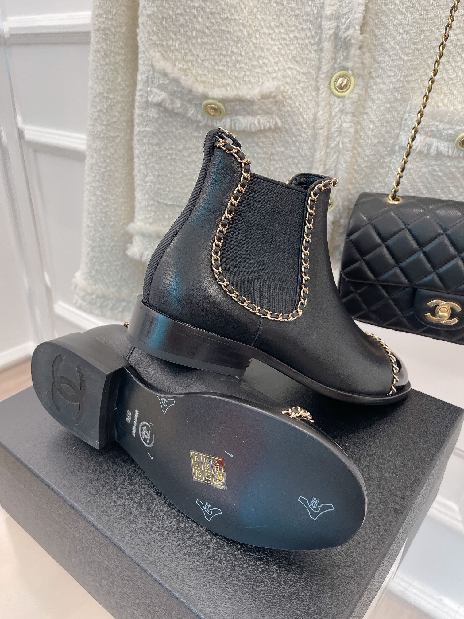 Новинка сезона осень/зима 2023 от Chanel - Ботильоны на массивном каблуке с цепочкой - 3 см - с боковой застежкой (черные)