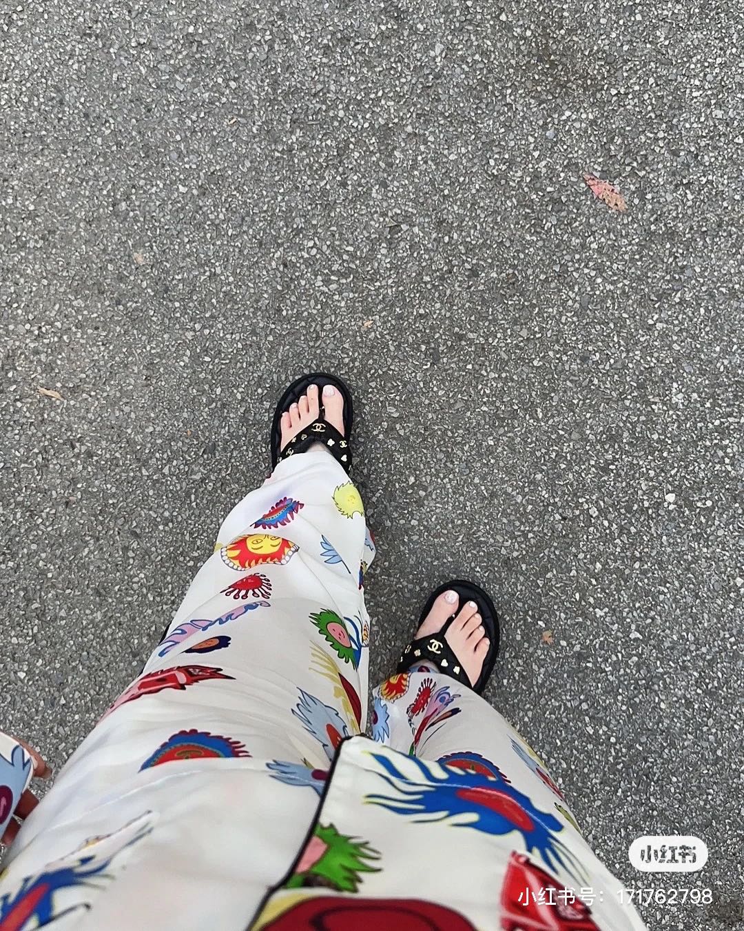 Новинка сезона весна/лето 2023 от Chanel — черные шлепанцы.