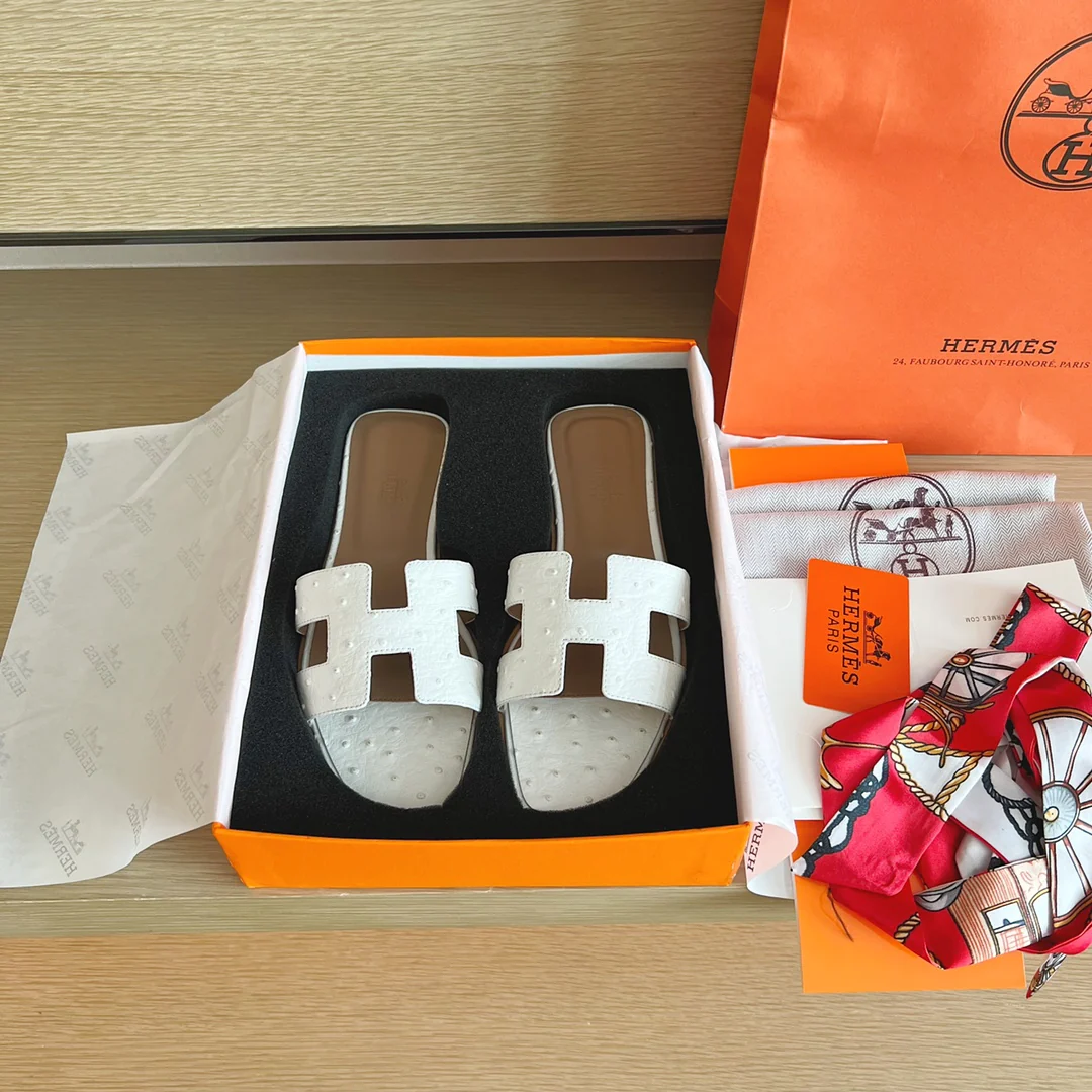 Классические домашние тапочки Hermes с буквой H — белые в горошек.