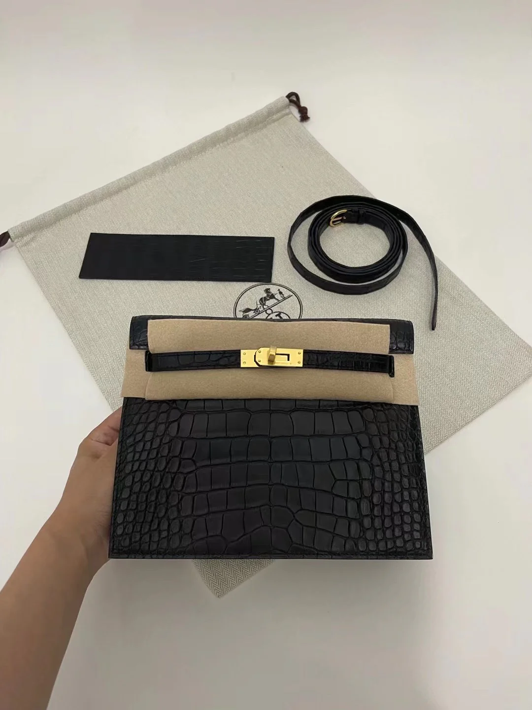 Hermes Kelly Danse, черная крокодиловая кожа с золотой пряжкой