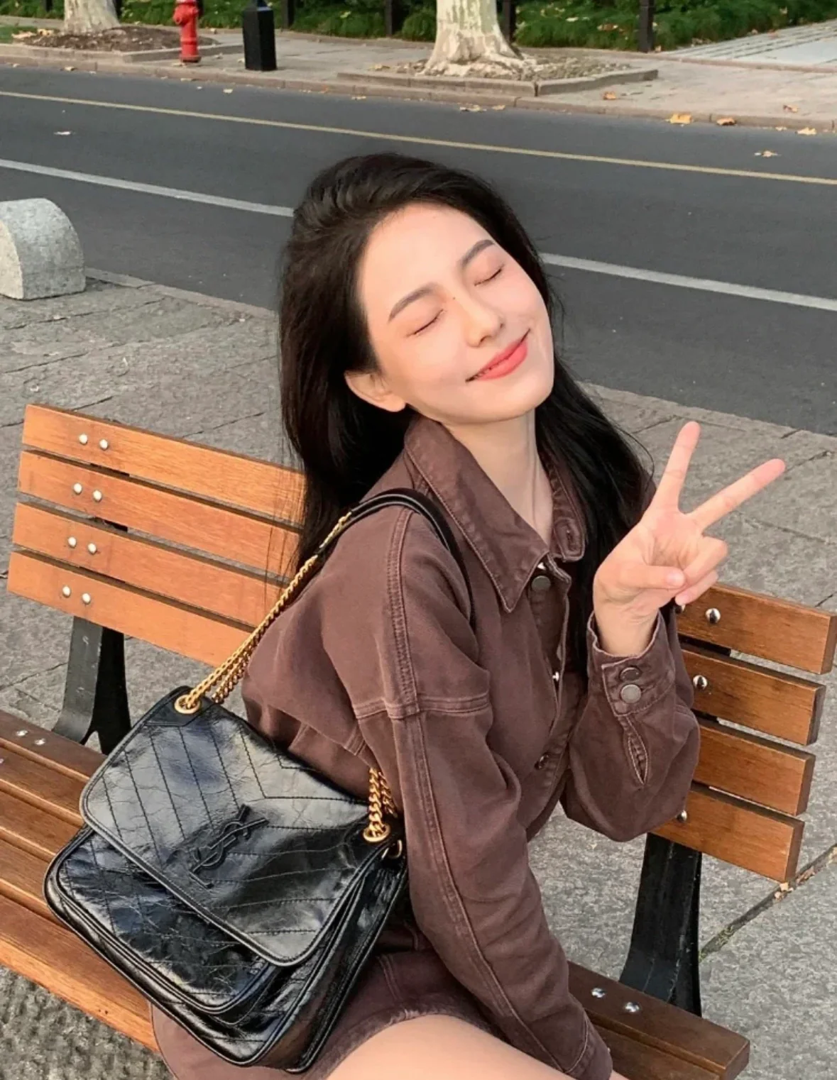 YSL Niki Baby 28 см, кожаный ремешок, черный, с золотой цепочкой