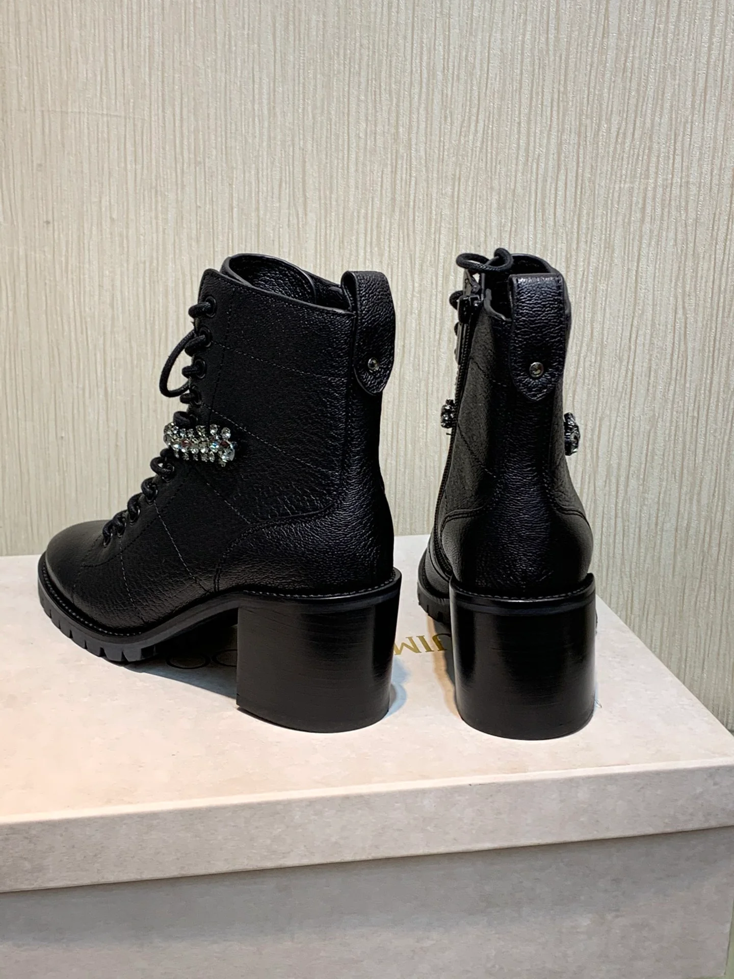 Jimmy - Новинка сезона осень/зима 2022 - Женские сапоги, украшенные стразами Swarovski - высота 6-5 см