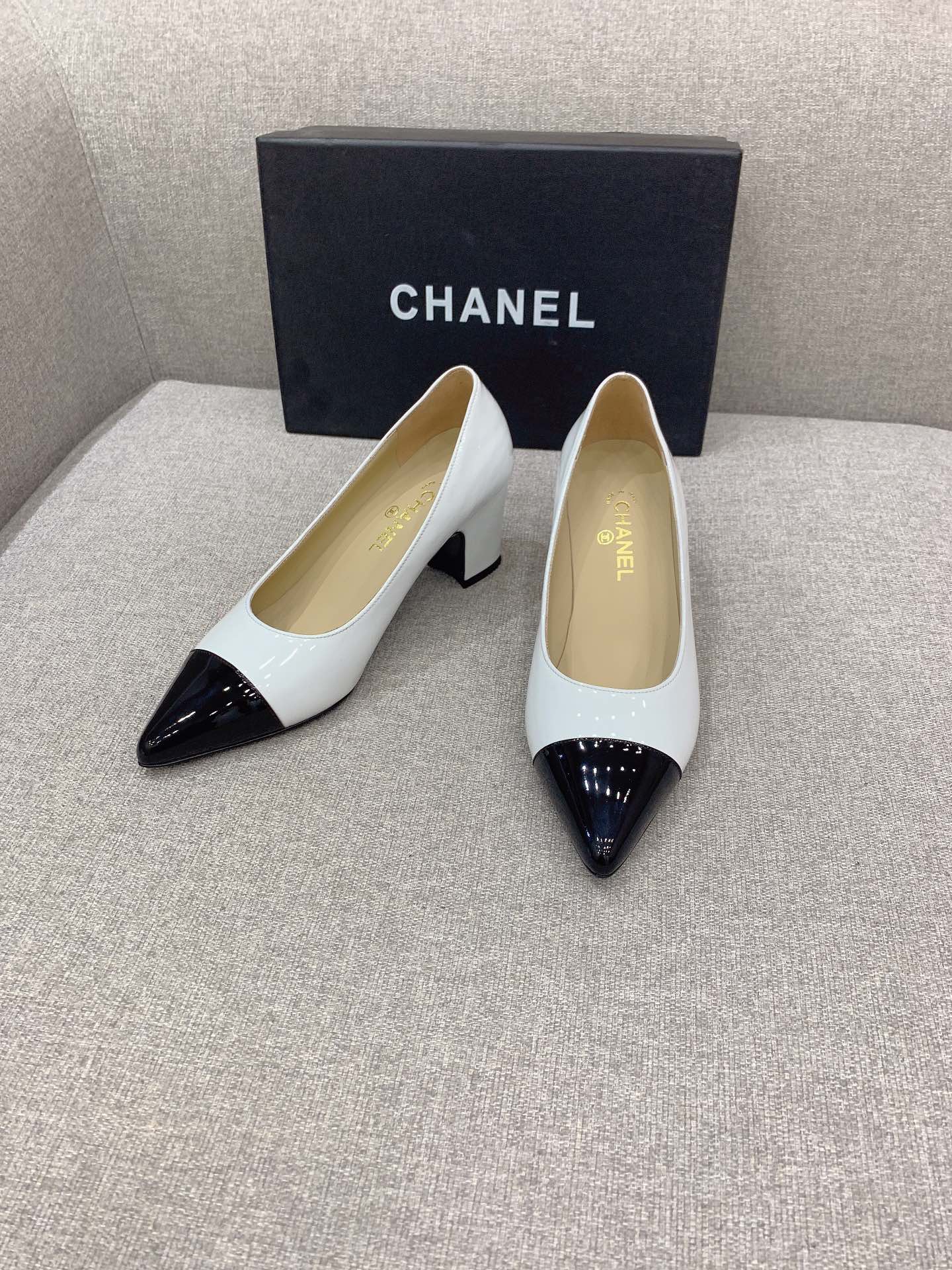Туфли Chanel с острым носком, двухцветные, на массивном каблуке - 5-5 см