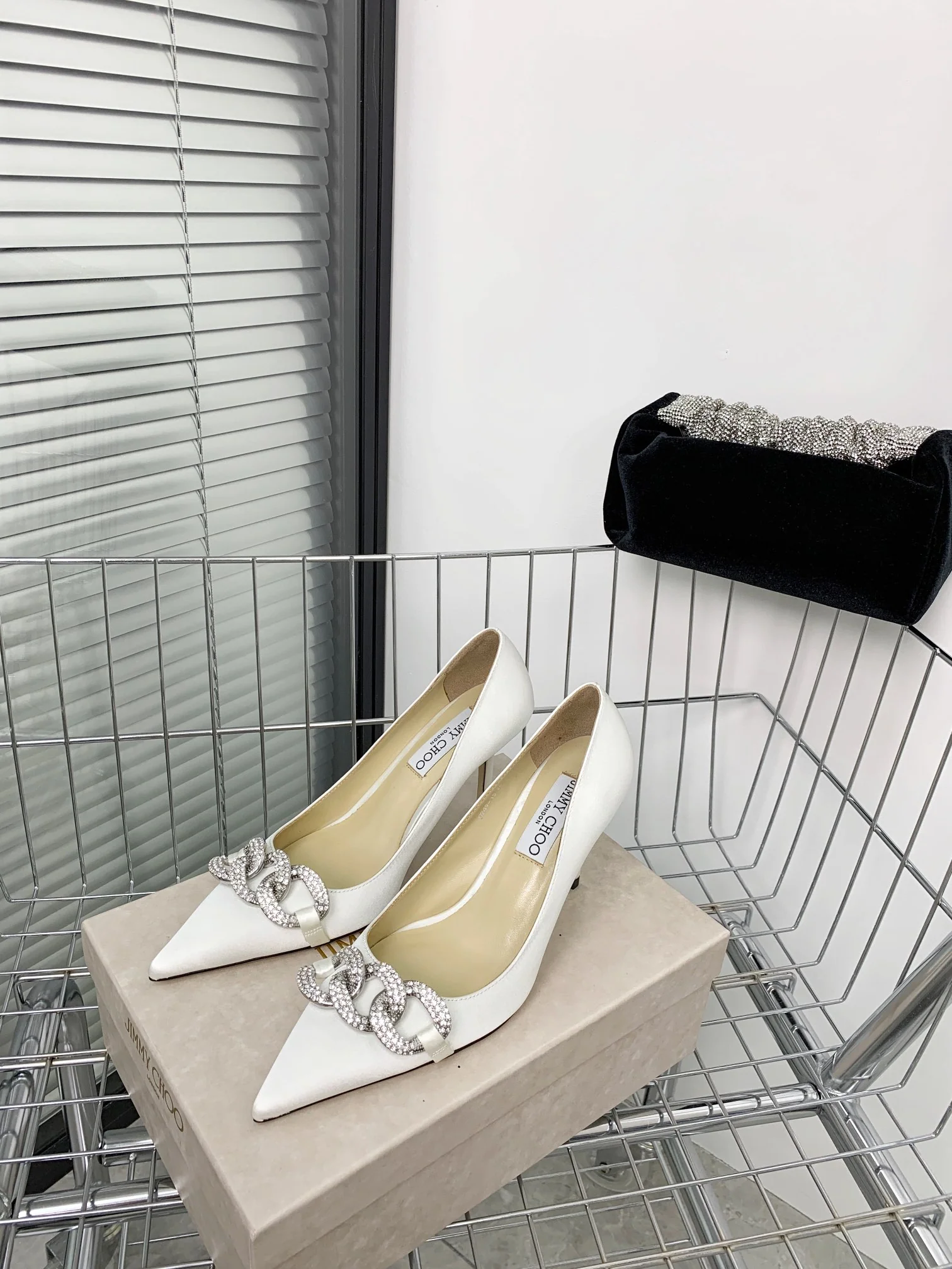 Новинки коллекции Jimmy весна/лето 2022 - Туфли на высоком каблуке с кристальной цепочкой - 1