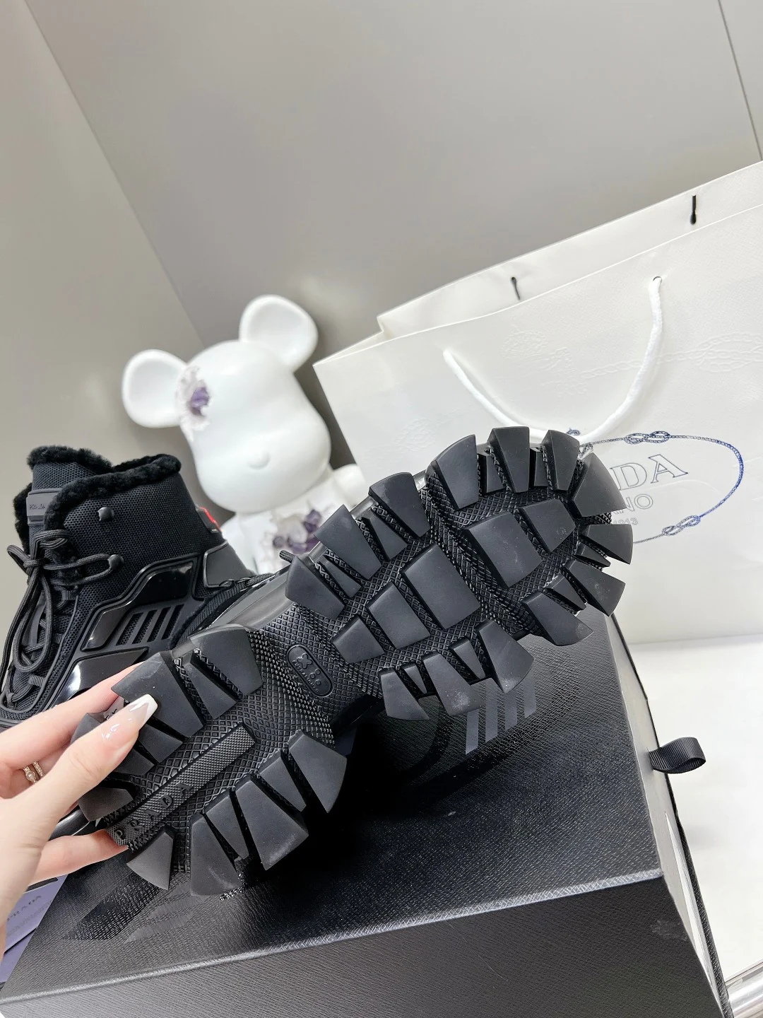 Новинка весны 2022 года от Prada - повседневные туфли на высокой платформе - черные.