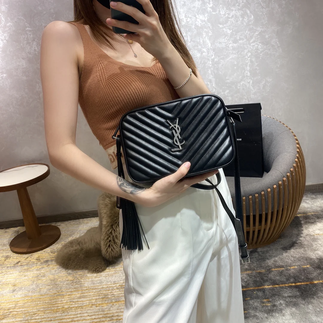 Фотосумка YSL Lou Bag — черная с серебристой фурнитурой.