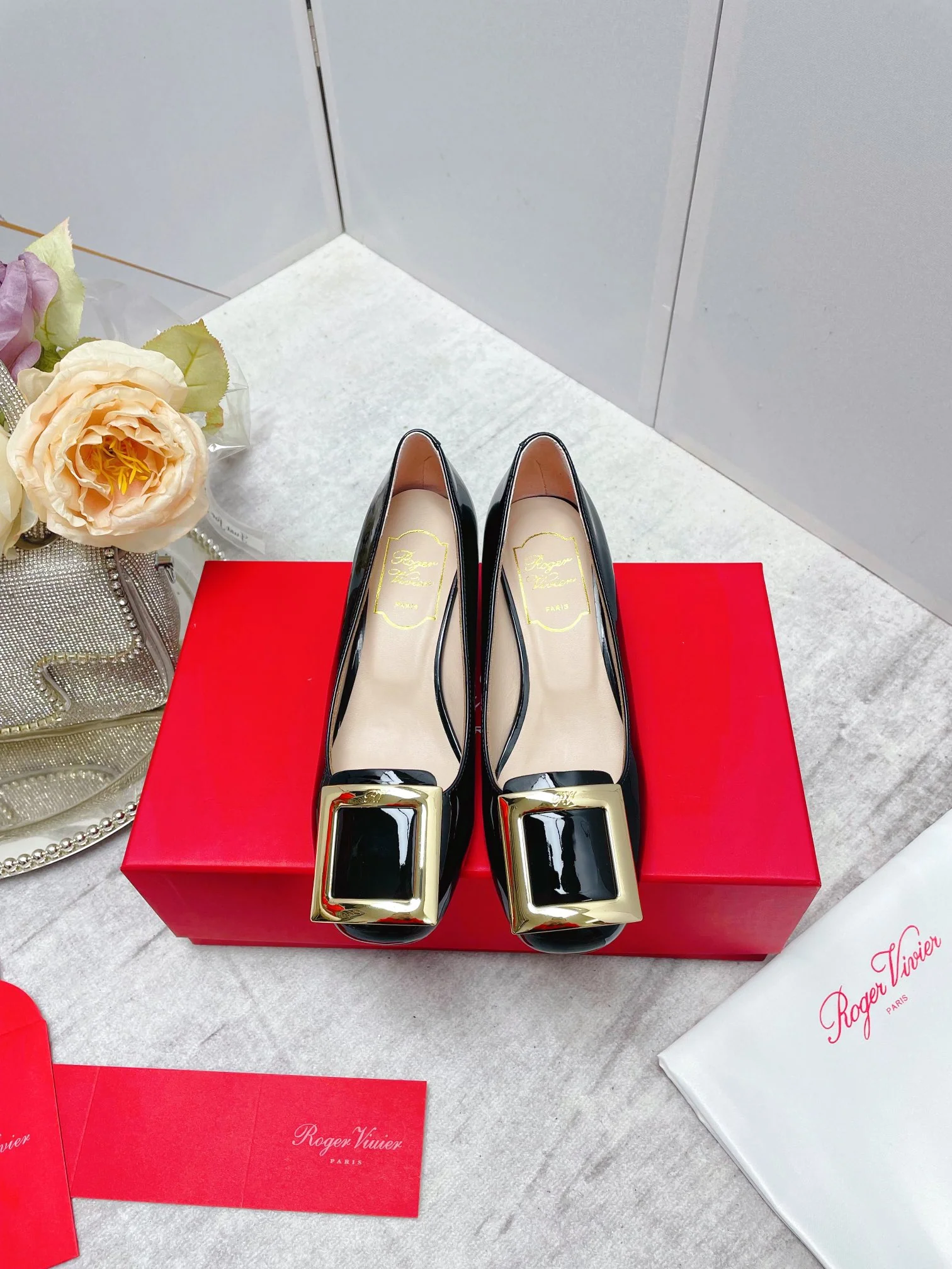 Обувь RV Shoes - Новинка ранней весны 2023 года - Лакированные туфли на низком каблуке с металлической пряжкой