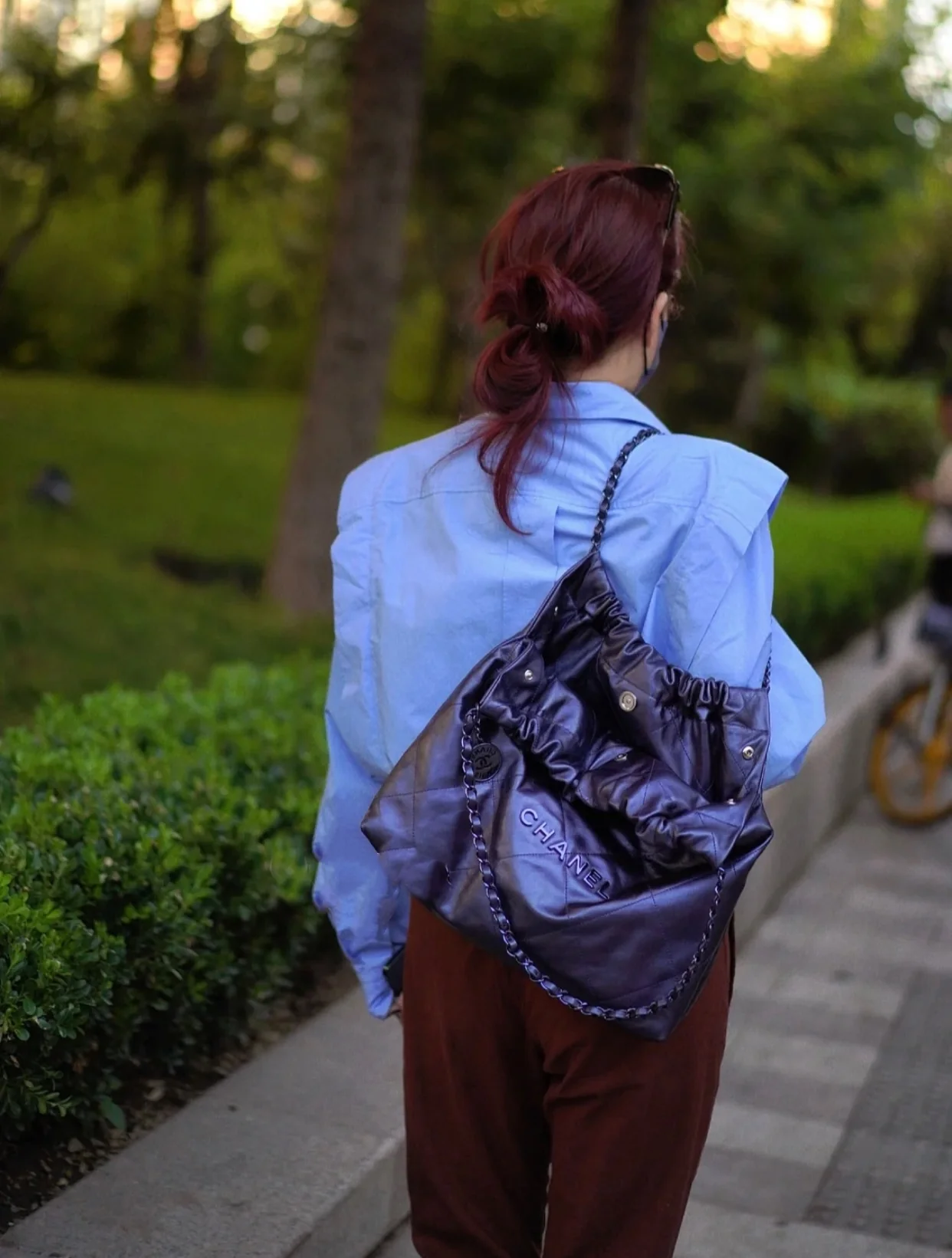 Сумка Chanel 22 - маленькая, металлизированная, синяя.