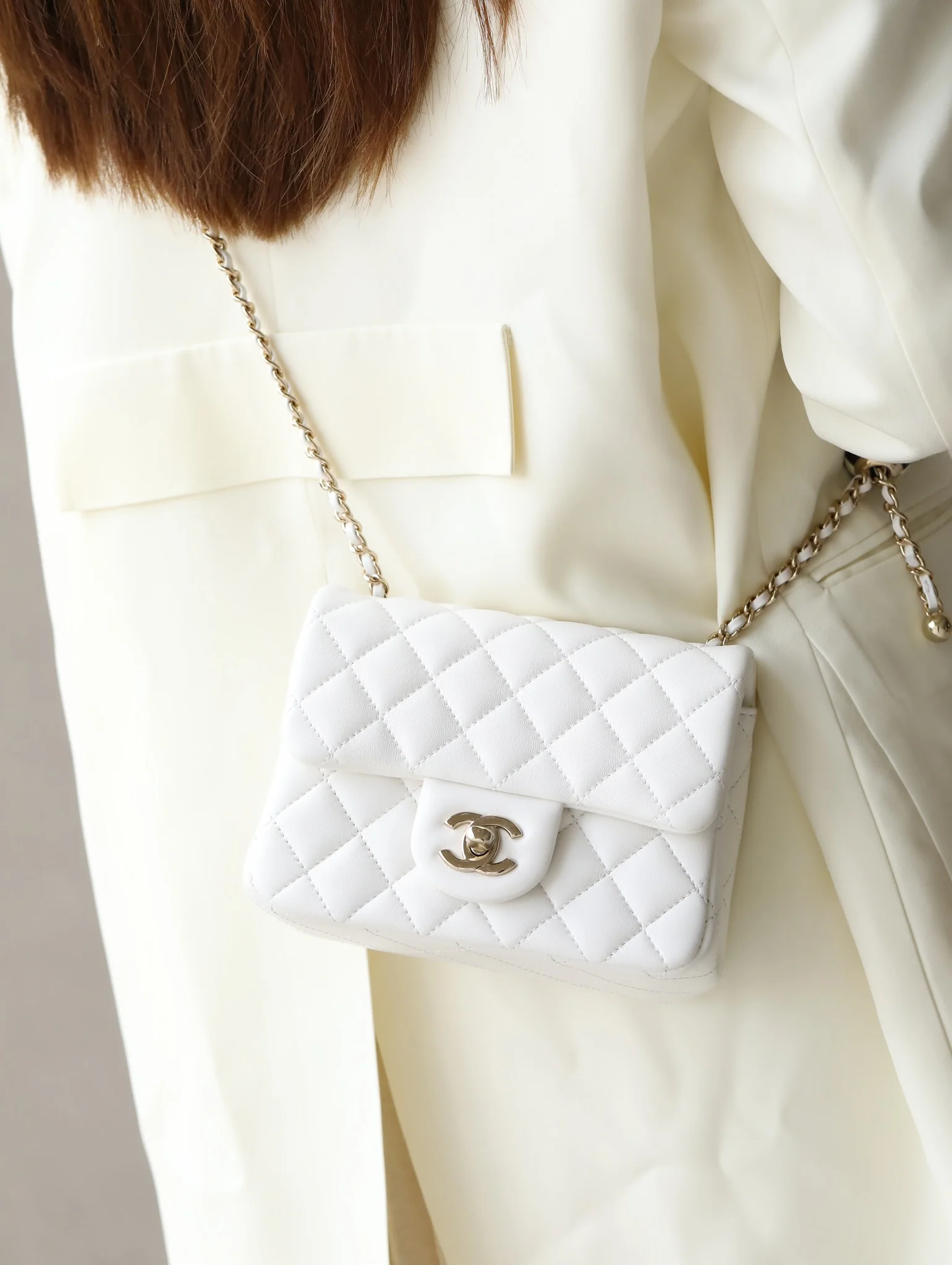 Новые поступления Chanel весна/лето 2023 - Футбольная серия - Сумка CF - Белая - Фотографии в действии