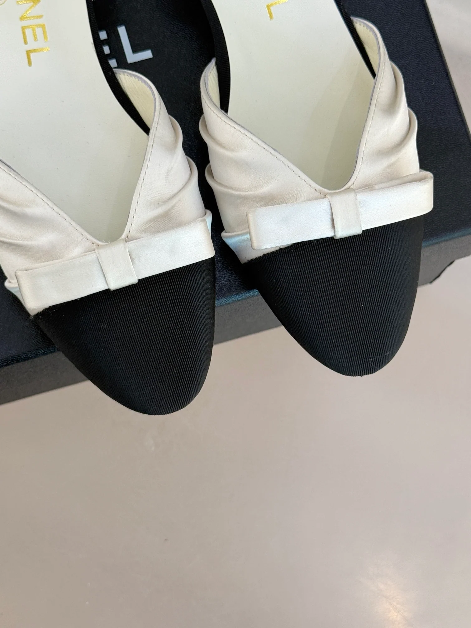 Сандалии Chanel 2024 с атласным бантом - белые