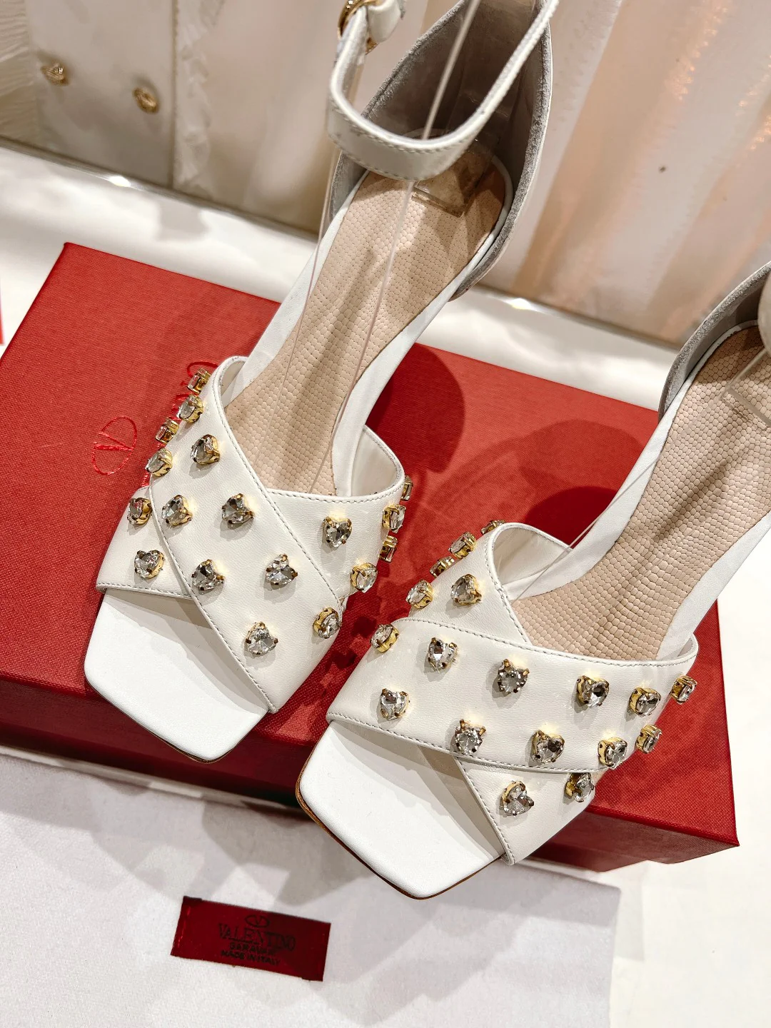 Новинка сезона весна/лето 2023 от Valentino - Босоножки на высоком каблуке со стразами - 7-5 см - Белые