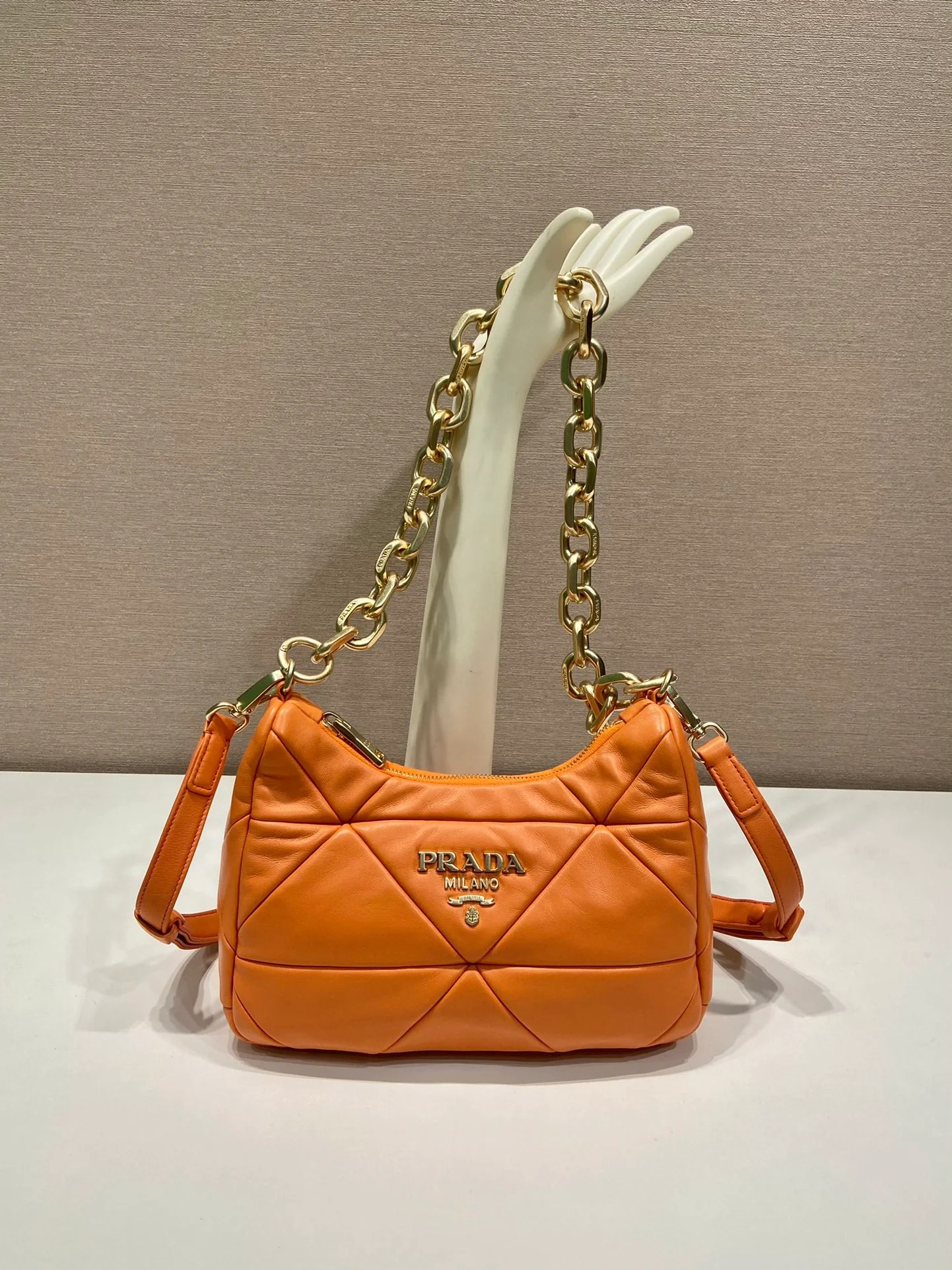 Сумка через плечо Prada System из овечьей кожи, верблюжий цвет.