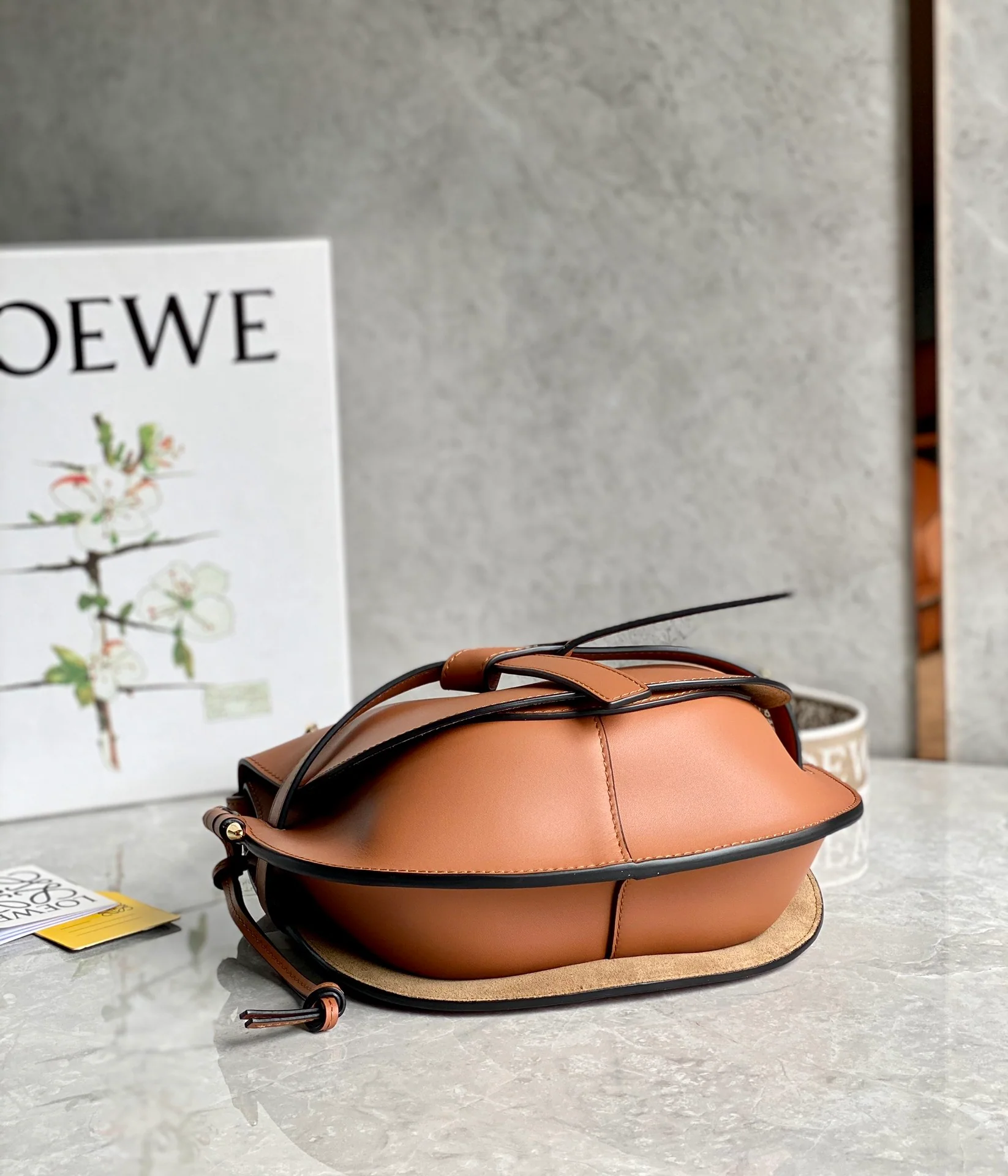 Ремешок для плеча Loewe Gate Small 20x19x11,5 см с надписью.