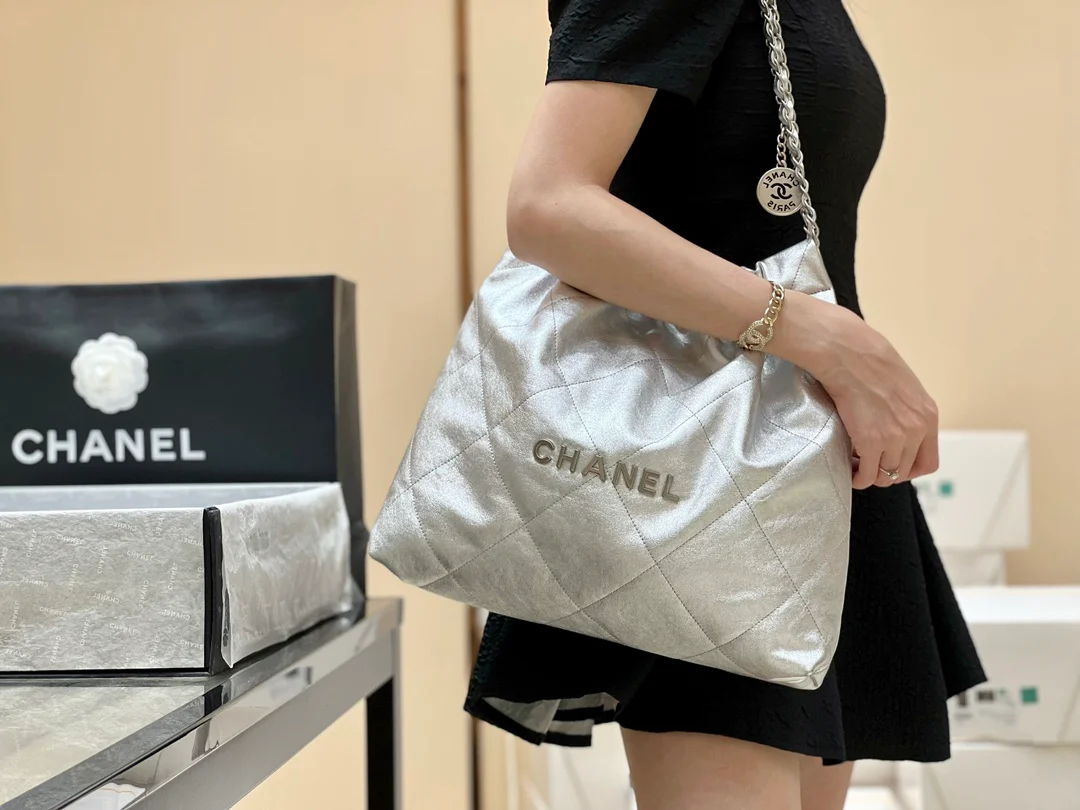 Новая коллекция Chanel Весна/Лето 2023 - Сумка 22 - Средний размер - Серебристый - Фотографии в действии
