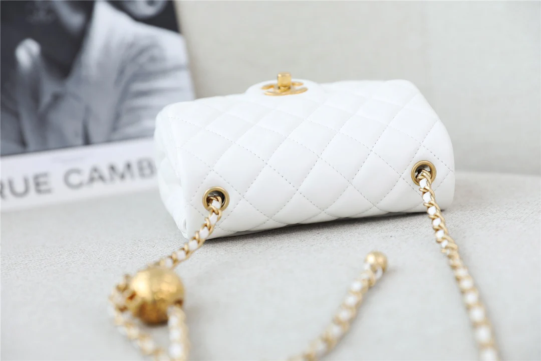 Chanel - Золотая квадратная сумка с клапаном в форме глобуса - 17 см