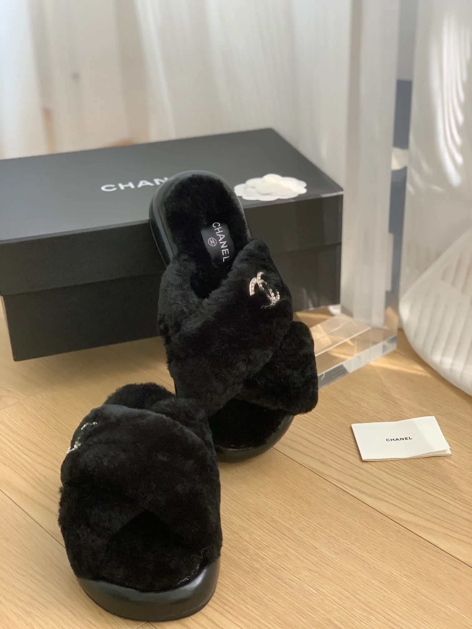 Новинка сезона осень/зима 2023 от Chanel - Классические меховые тапочки с двойной буквой С - Черные