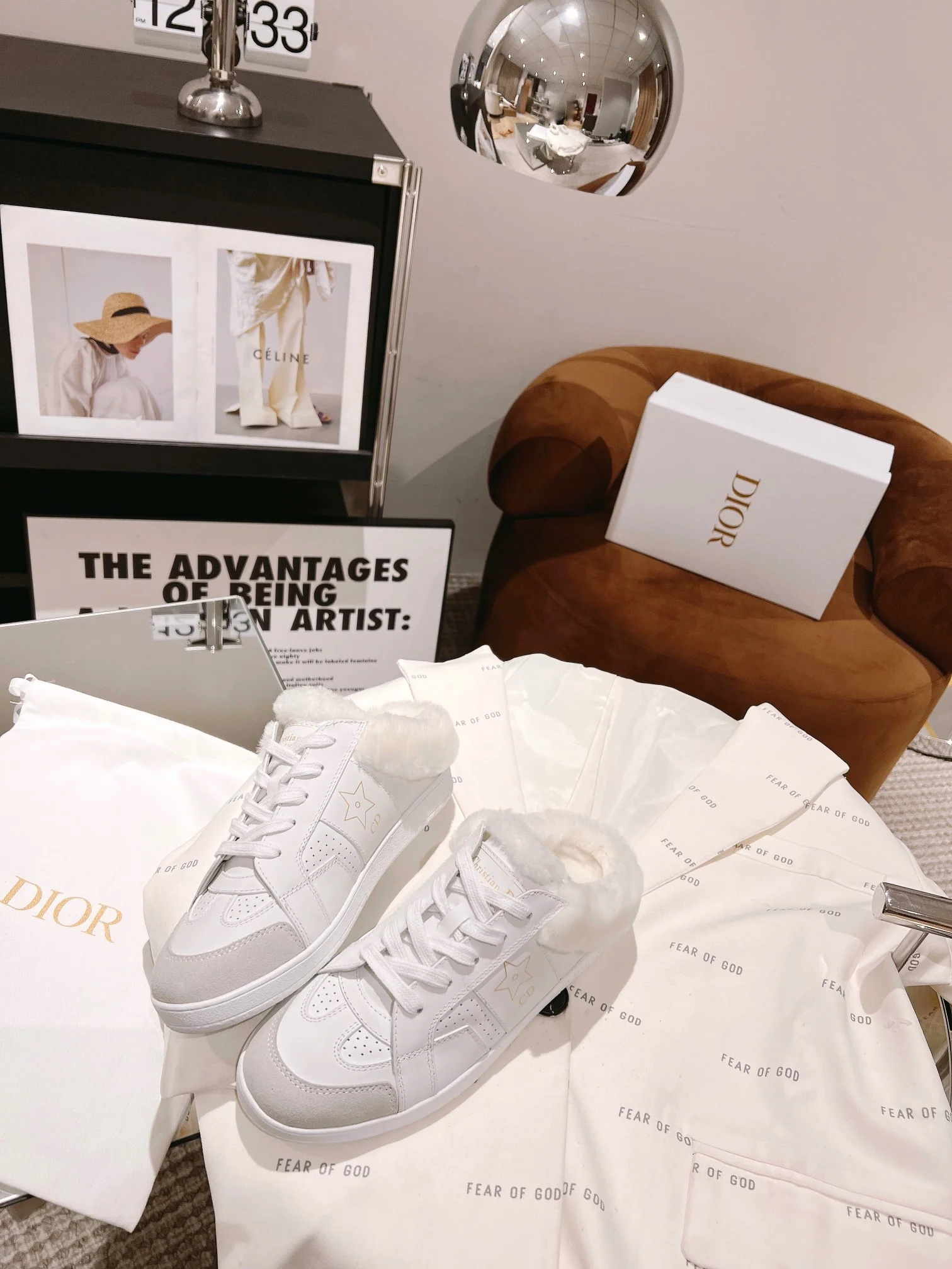 Новинка осени 2022 от Dior - кроссовки Star Half Slippers.