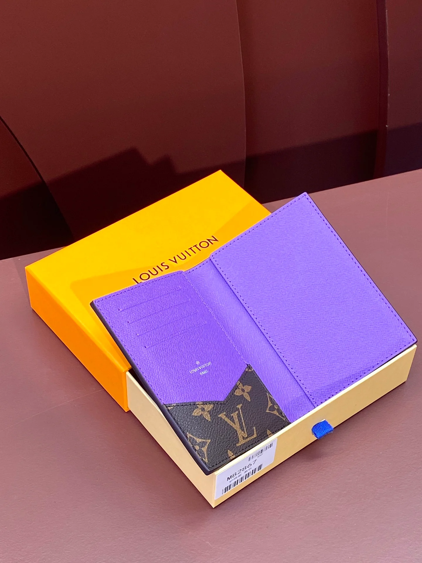 LV-m82867-Обложка для паспорта-Фиолетовая