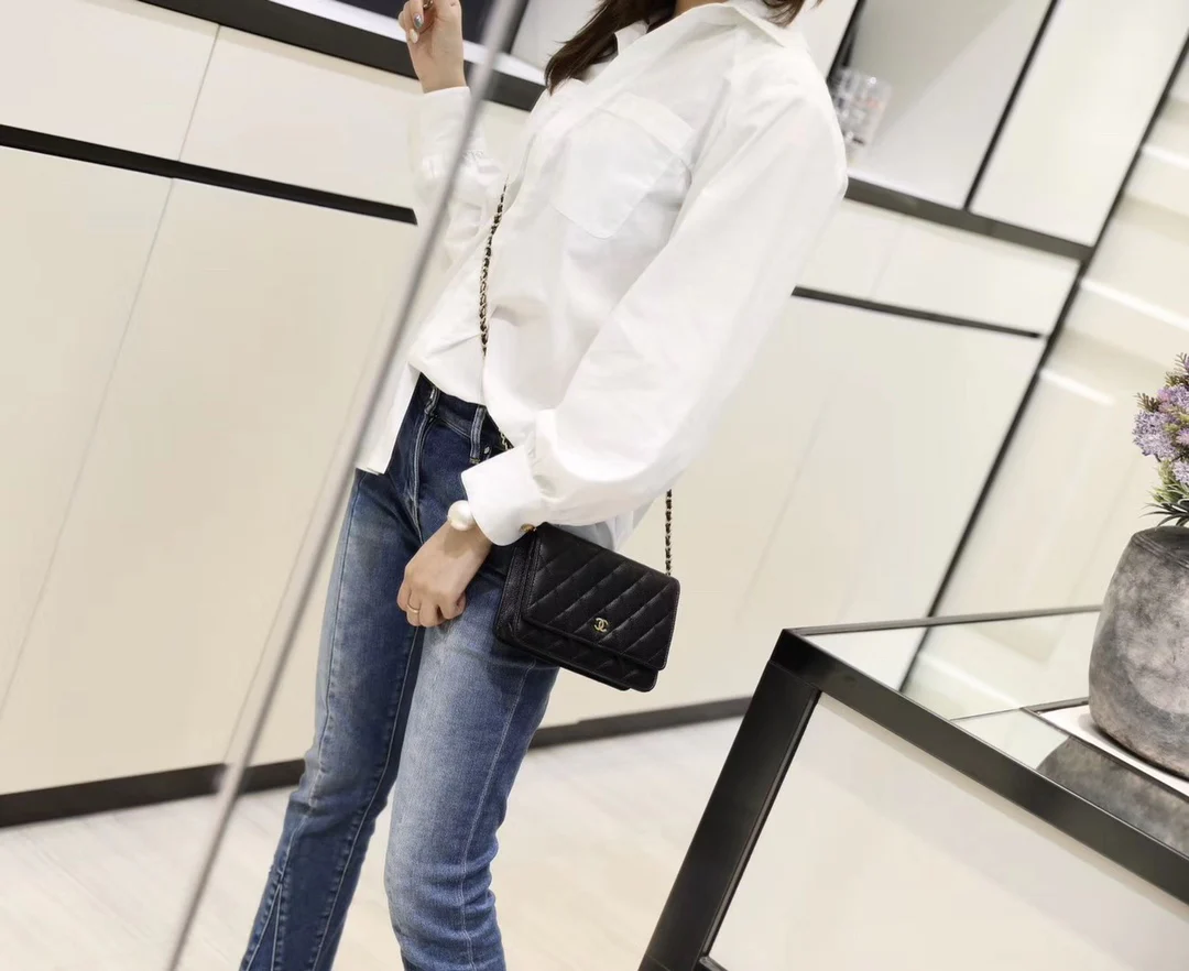 Chanel - Классическая брошь WOC - Черная кожа личи, золотая пуговица