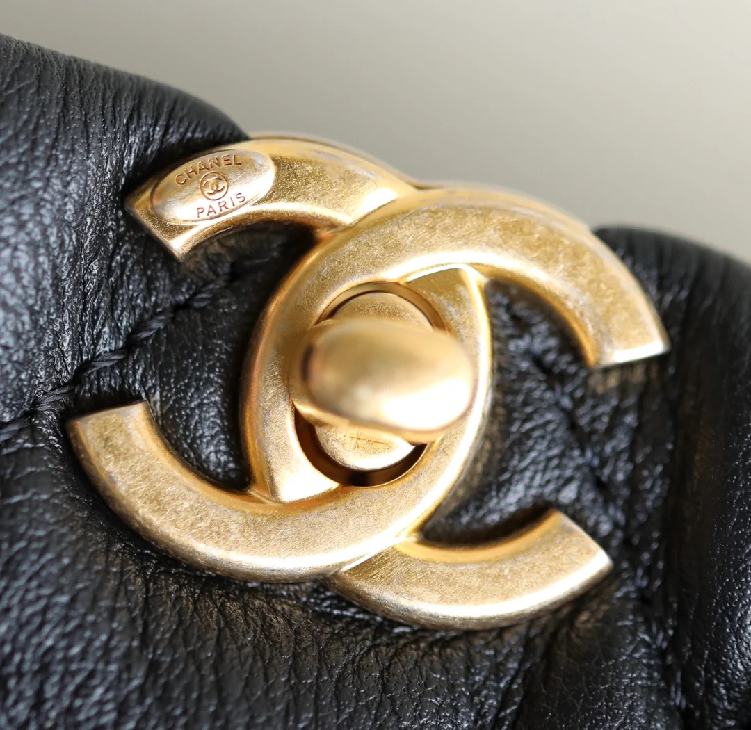 Пре-осенняя коллекция Chanel 2023 — рюкзак Métiers d'Art Letter