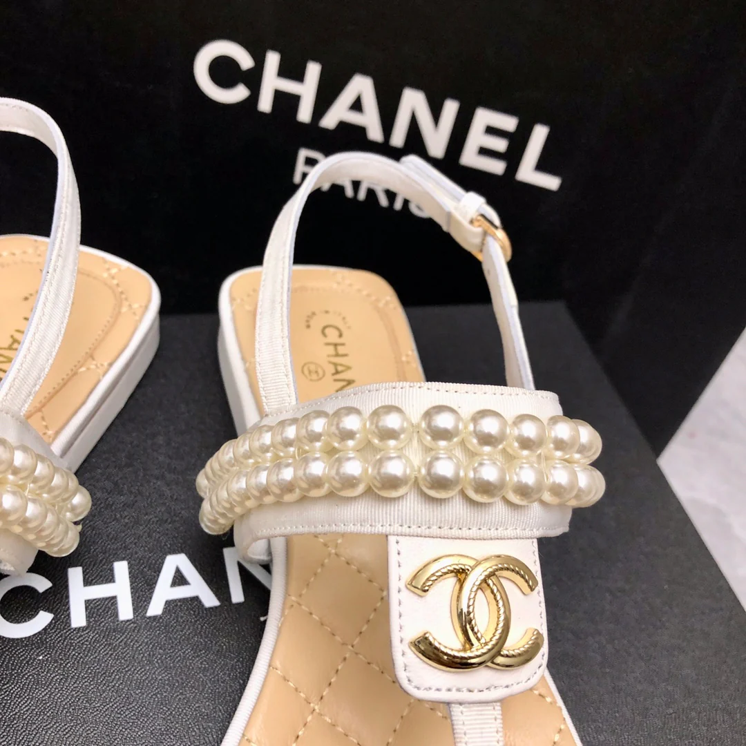 Новинка сезона весна/лето 2023 от Chanel - Классическая серия, сандалии с Т-образным ремешком и жемчужным принтом - белые.