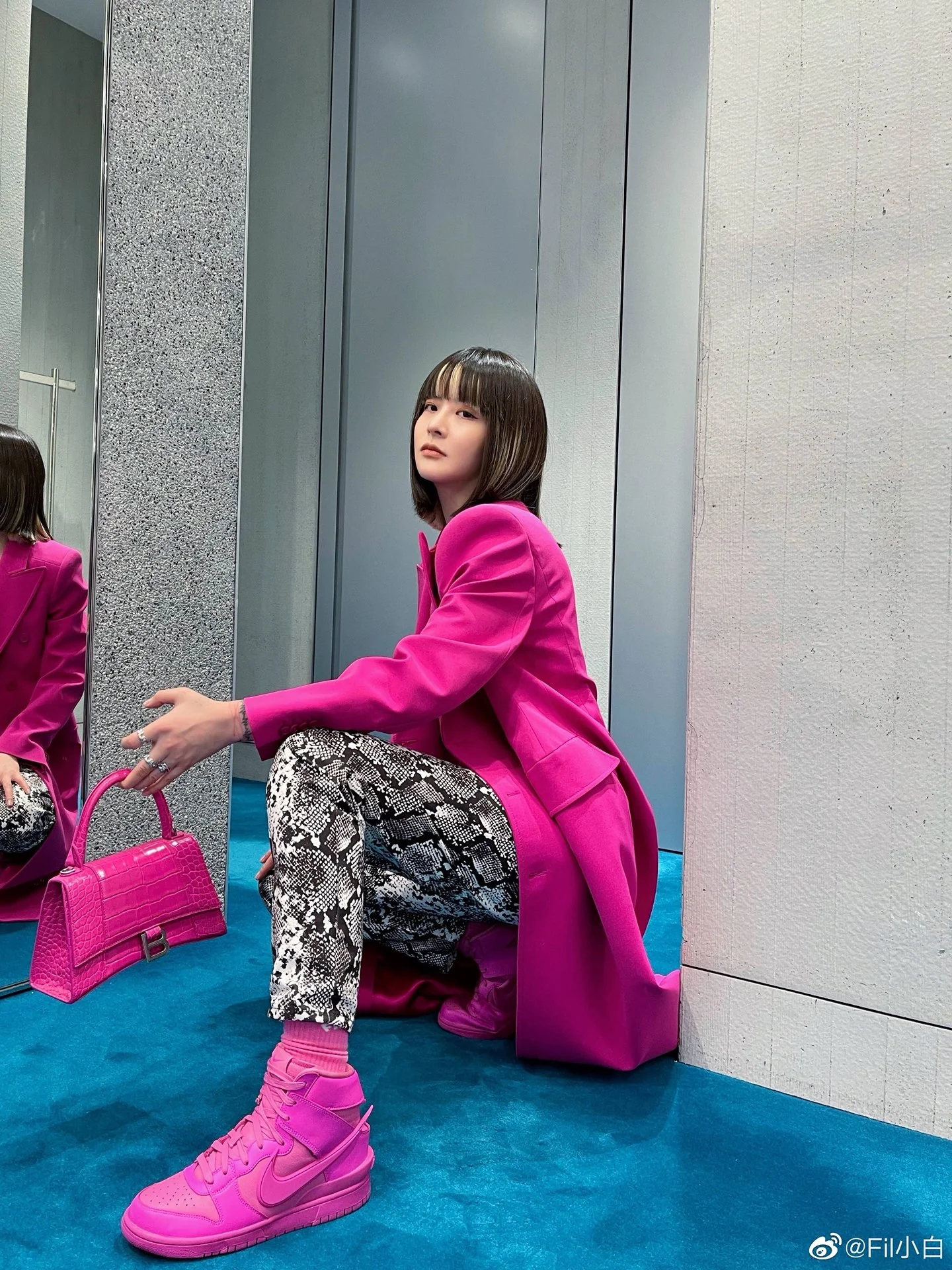 Сумка Balenciaga Hourglass - розово-красная из крокодиловой кожи