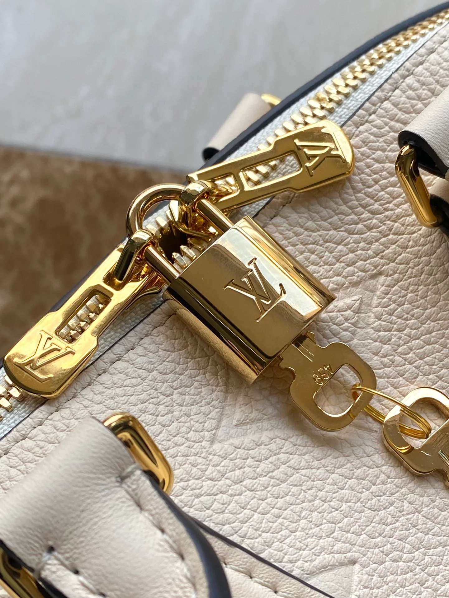 m58954-LV-speedy-20-Сумка-кроссбоди-Кремово-белый