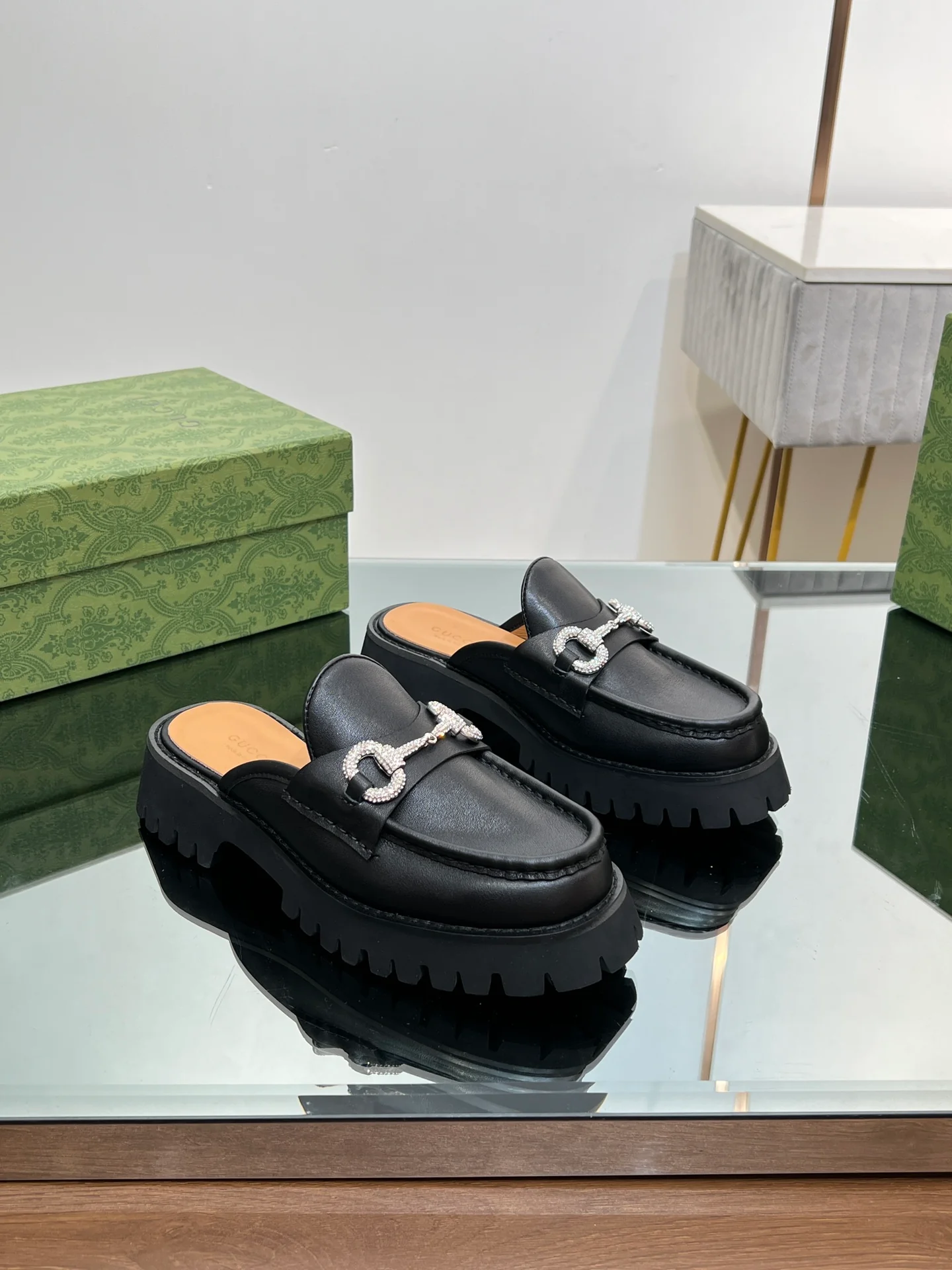 Лоферы Gucci 2024 на платформе с кристаллами и стразами, черные.