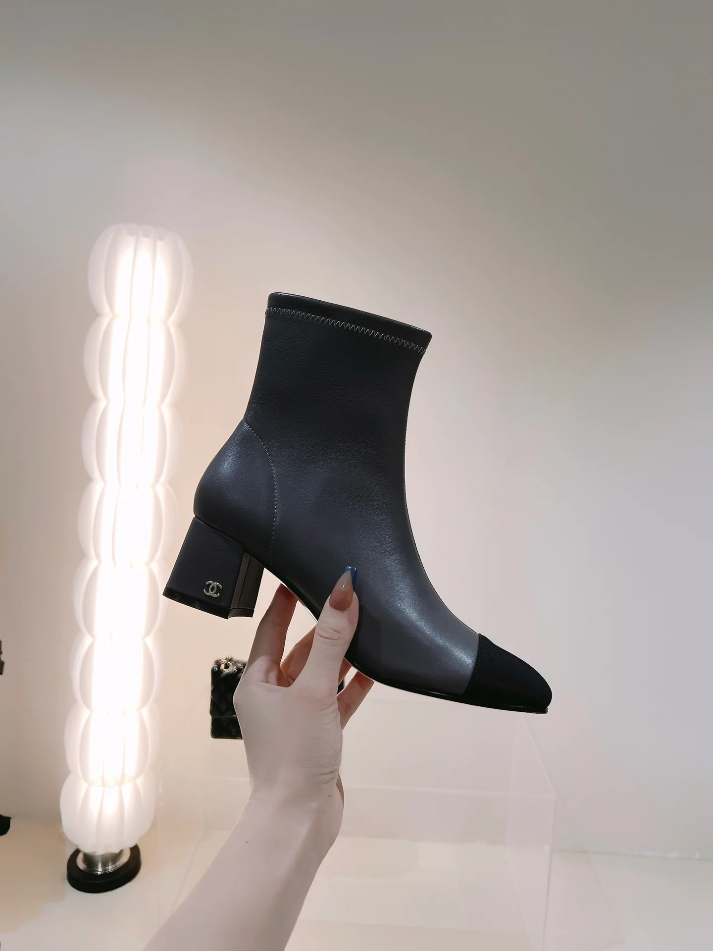 Новинка сезона осень/зима 2022 от Chanel - Ботильоны - Серые