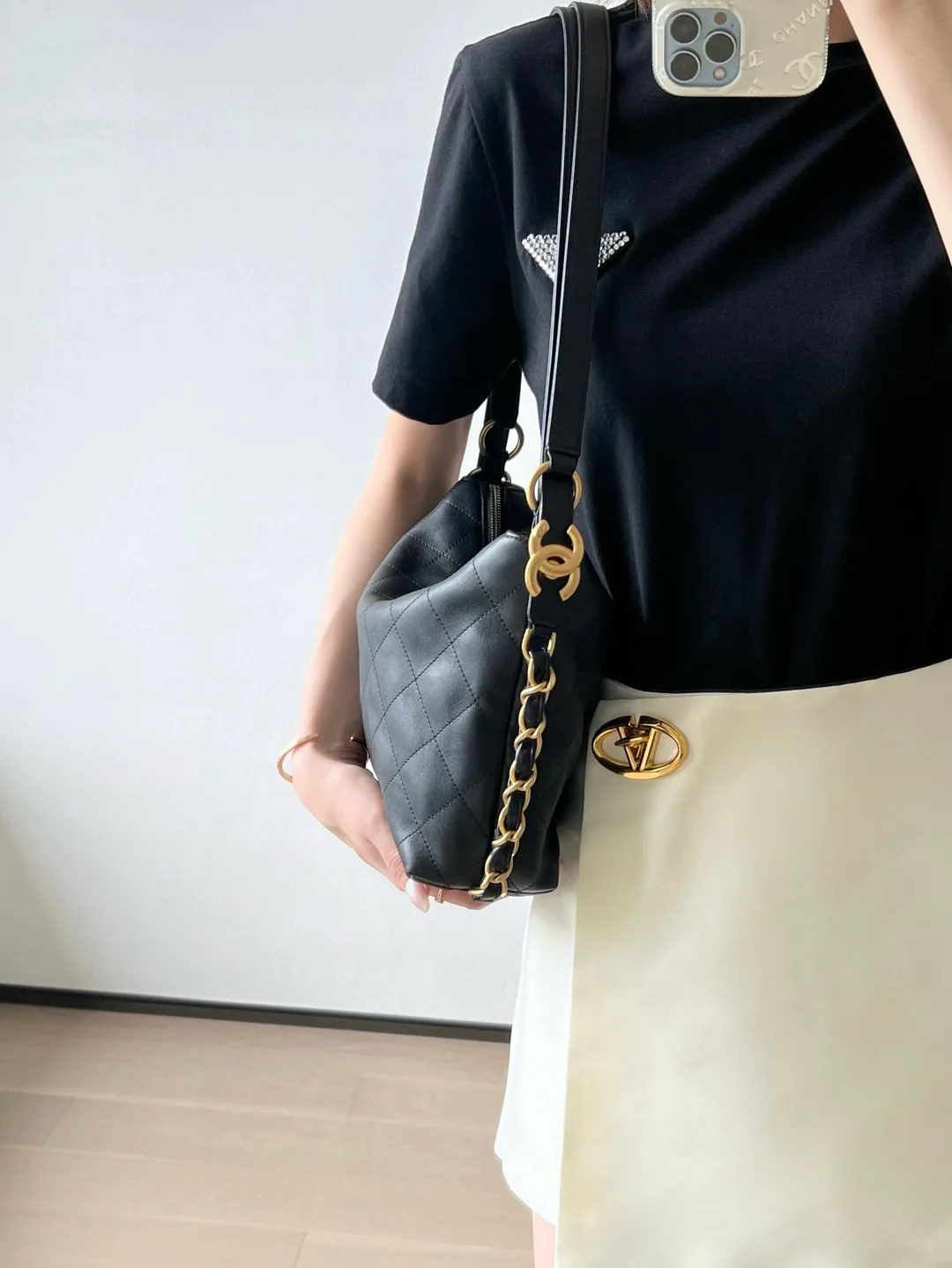 Рюкзак Chanel весна/лето 2020, маленький, черный с золотой пряжкой.