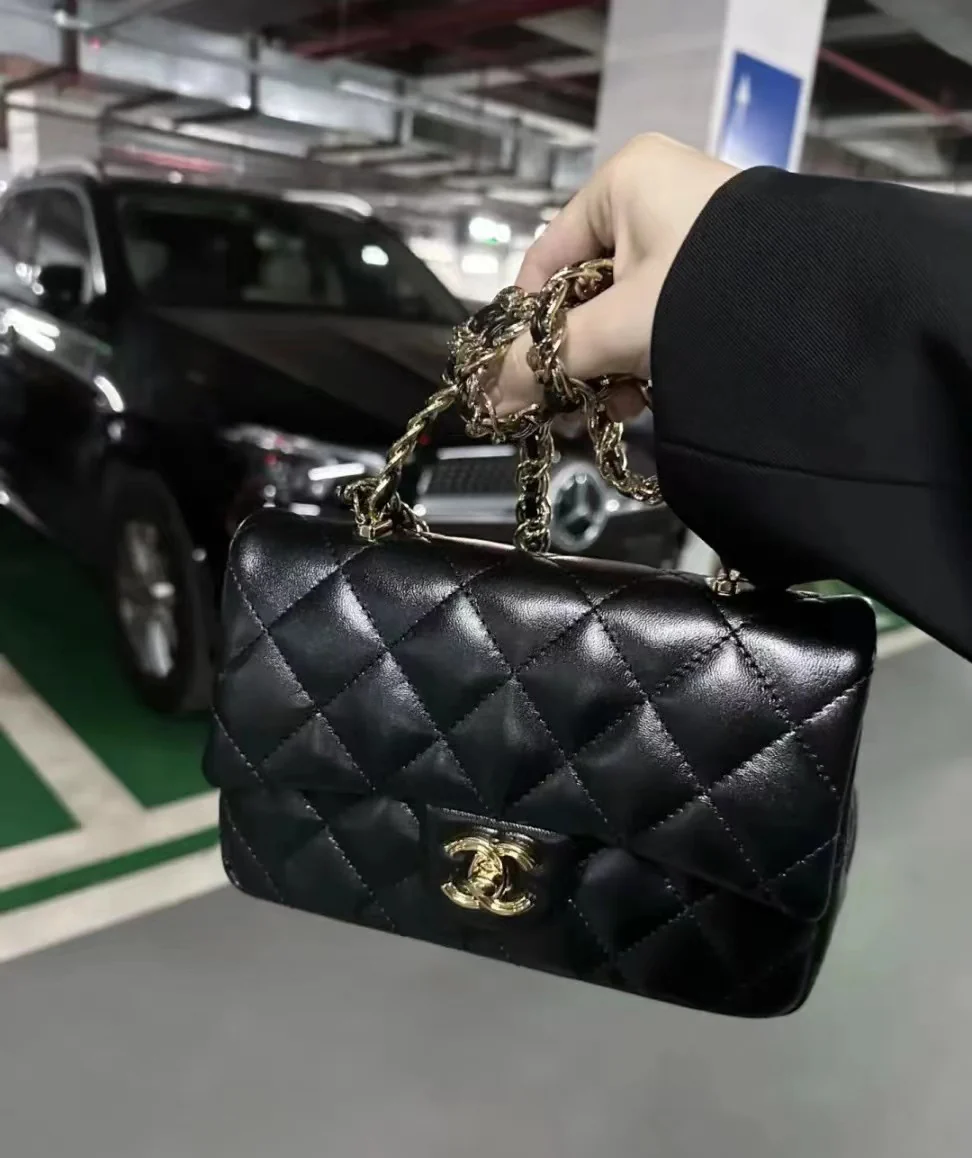 Ручка сумки Chanel 23a CF со стразами - черная