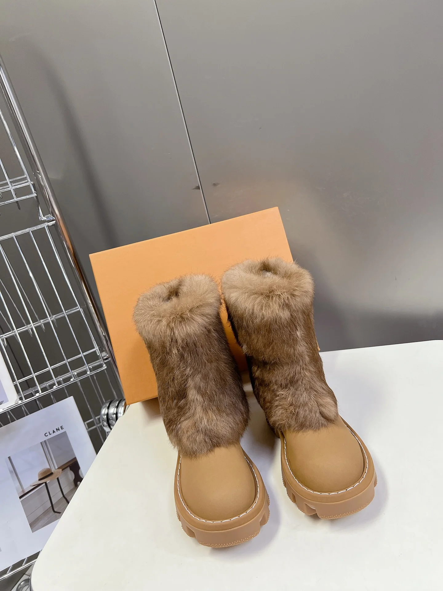 Шерстяные ботинки Martin на платформе LV - кофейного цвета.