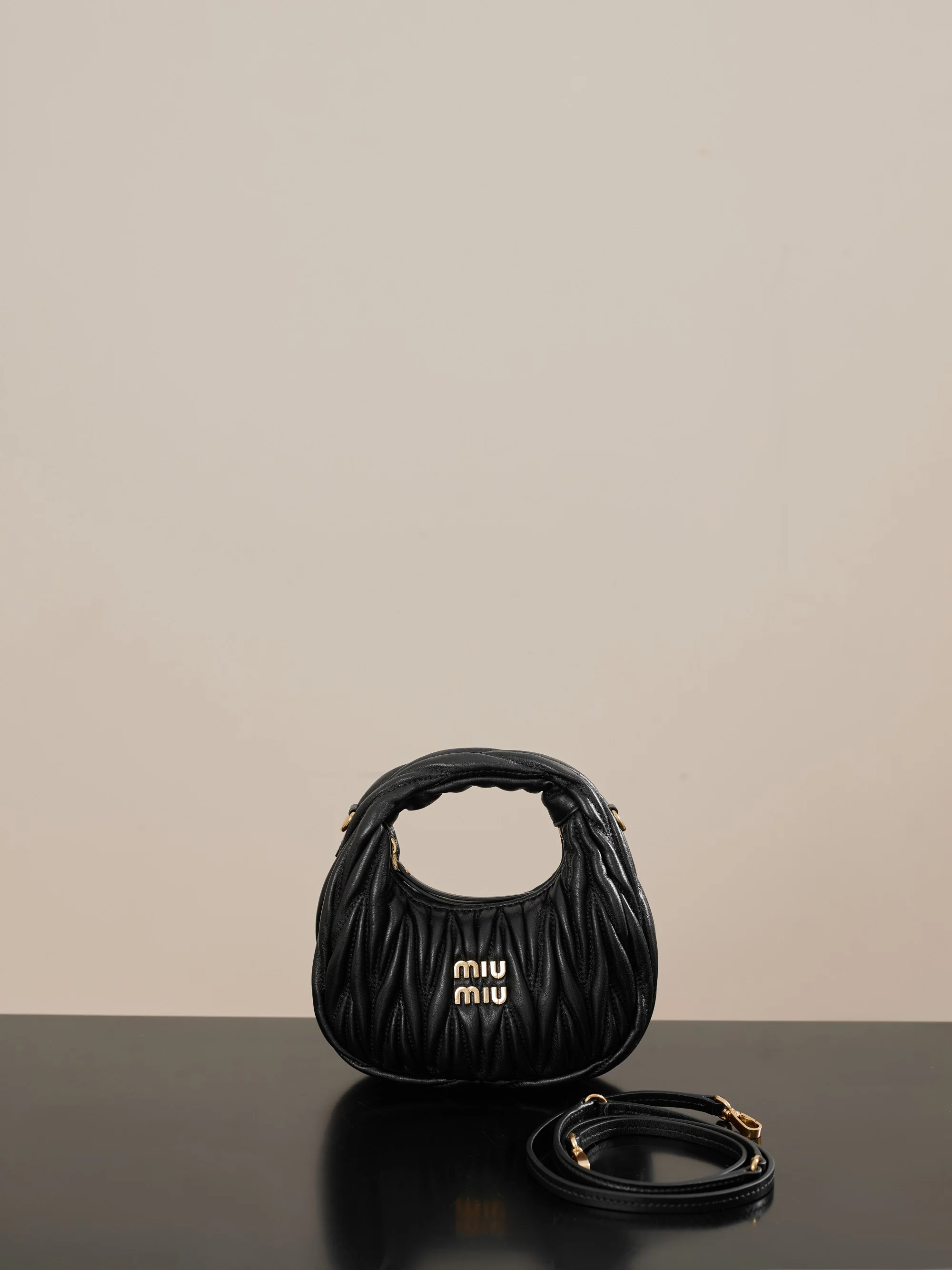 Miu Miu - Миниатюрная сумочка из овечьей кожи - Черная