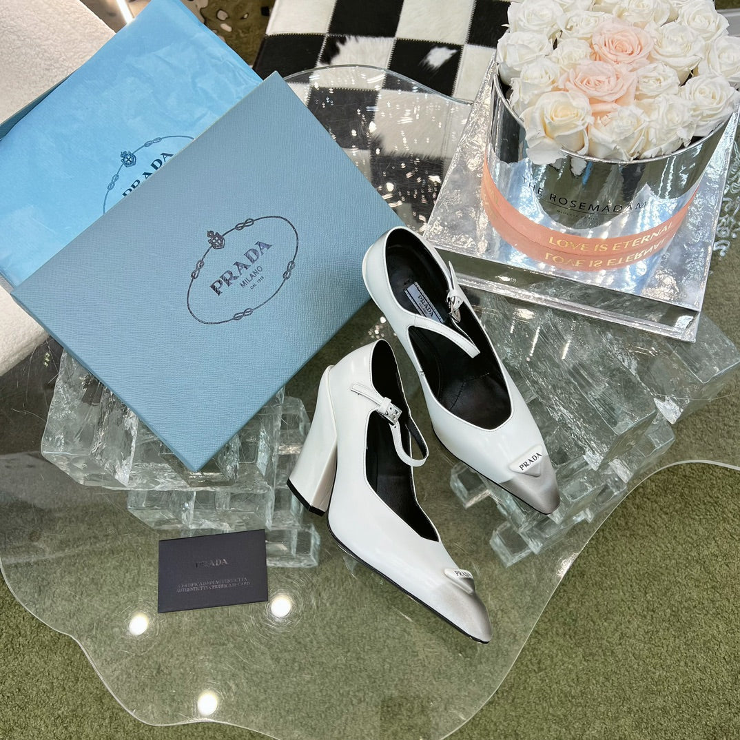 Новинки Prada весна/лето 2023 - Коллекция Мэри Джейн - Туфли на массивном высоком каблуке - Белые