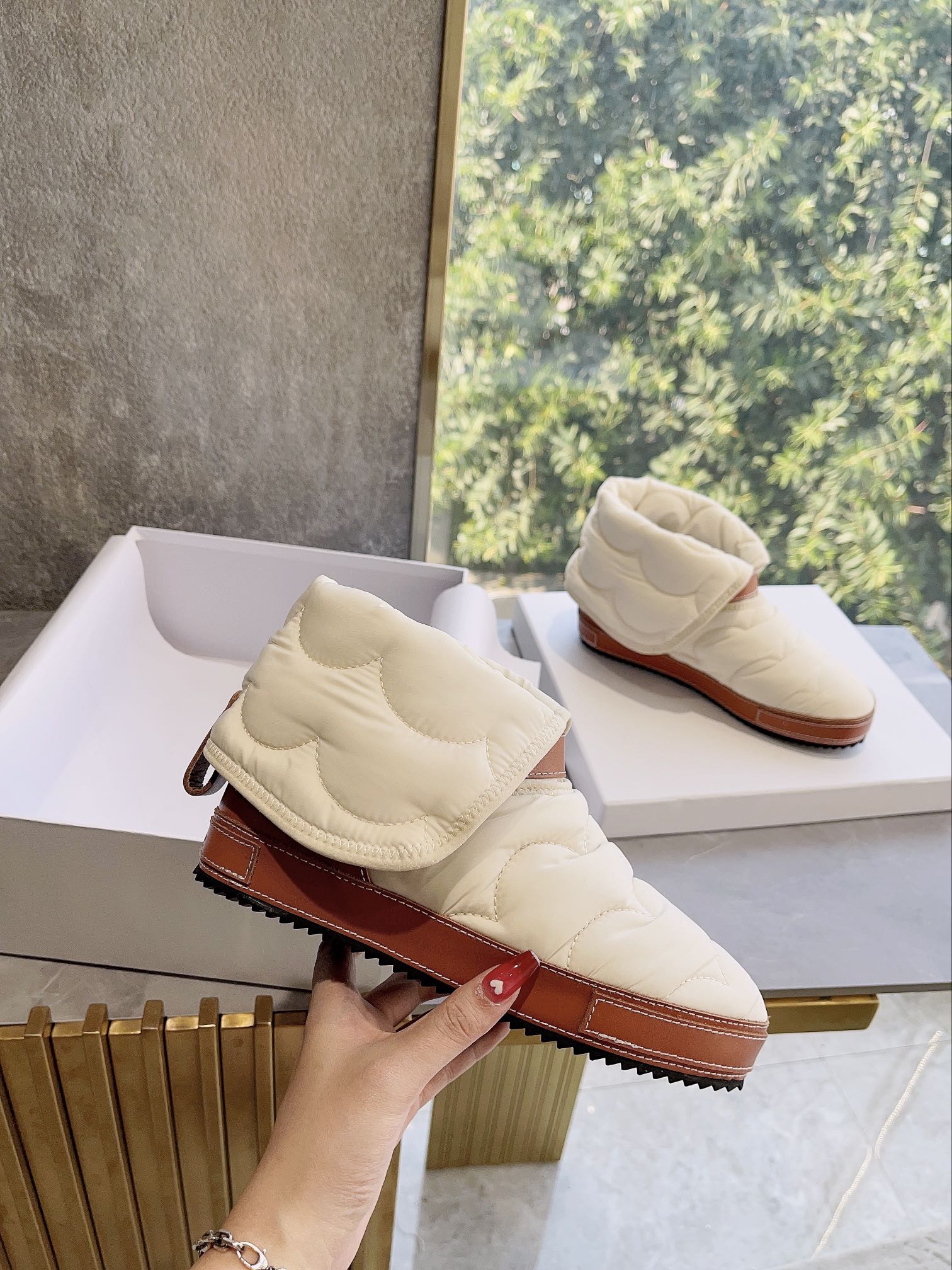 Весенняя коллекция Chloe 2022 — Пуховые зимние сапоги — Белые