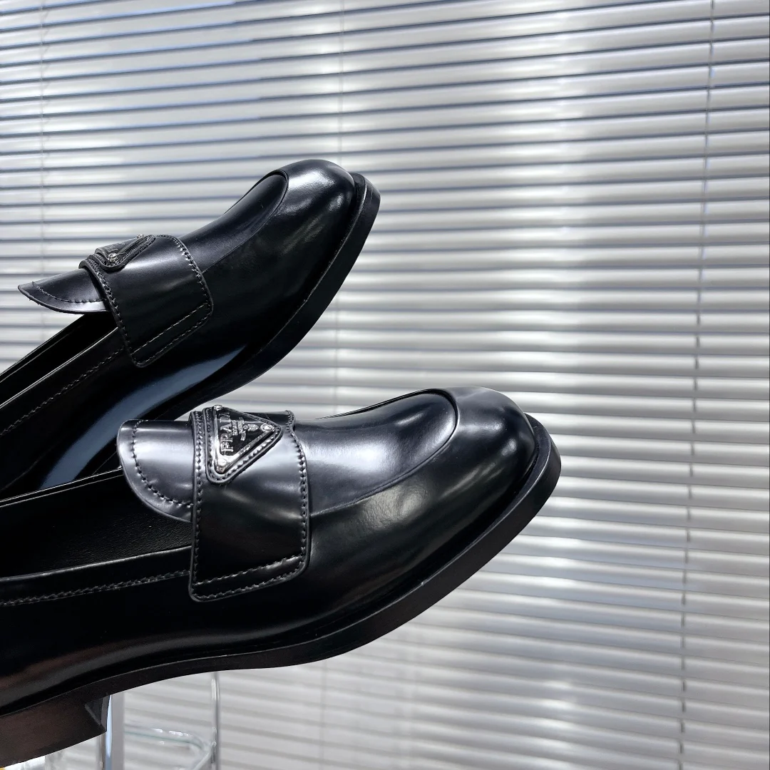 Новинки лета 2022 от Prada - обувь из натуральной кожи.