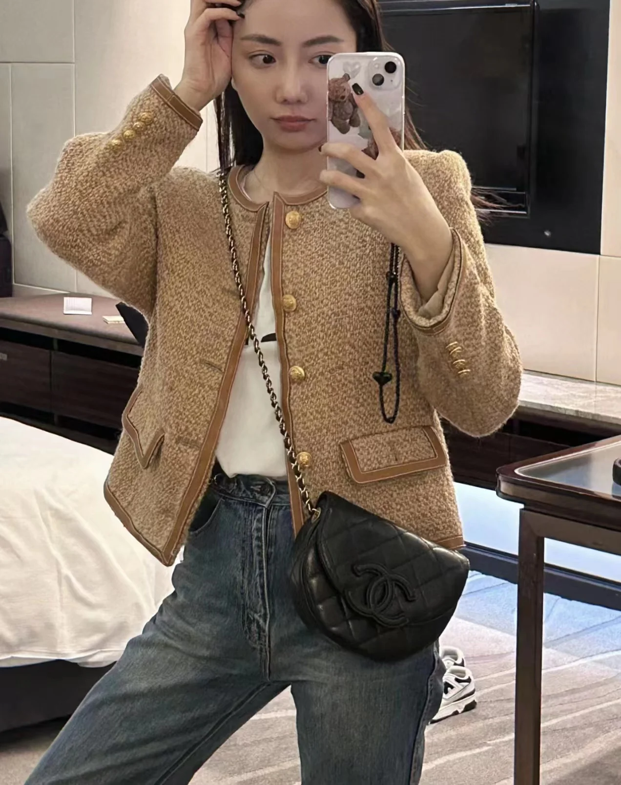 Новинка сезона весна/лето 2023 от Chanel - сумка Lychee Bull Saddle Bag - черная - на фото.