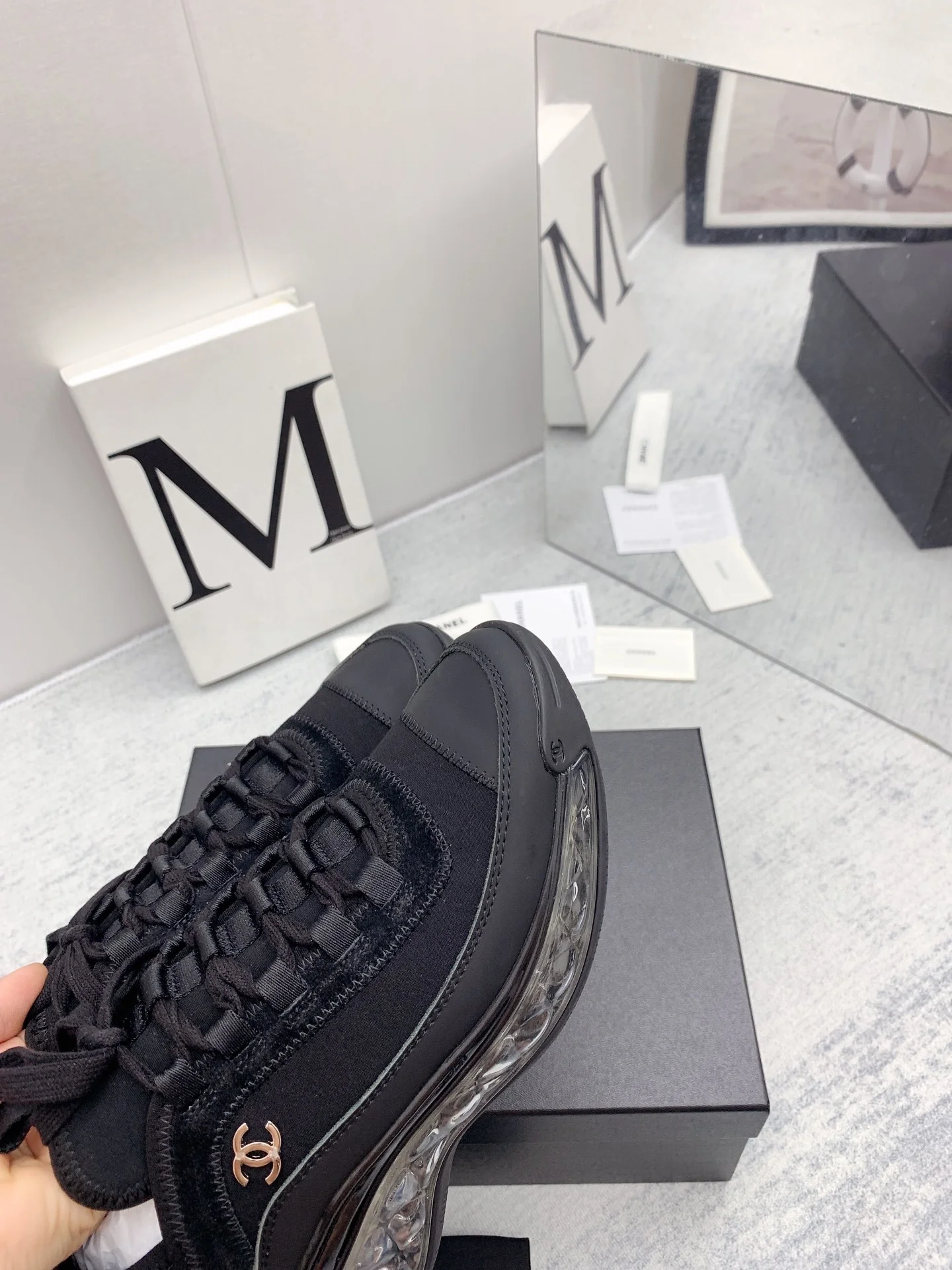 Новинка сезона осень/зима 2021 от Chanel - кроссовки с ромбовидным узором - черные.